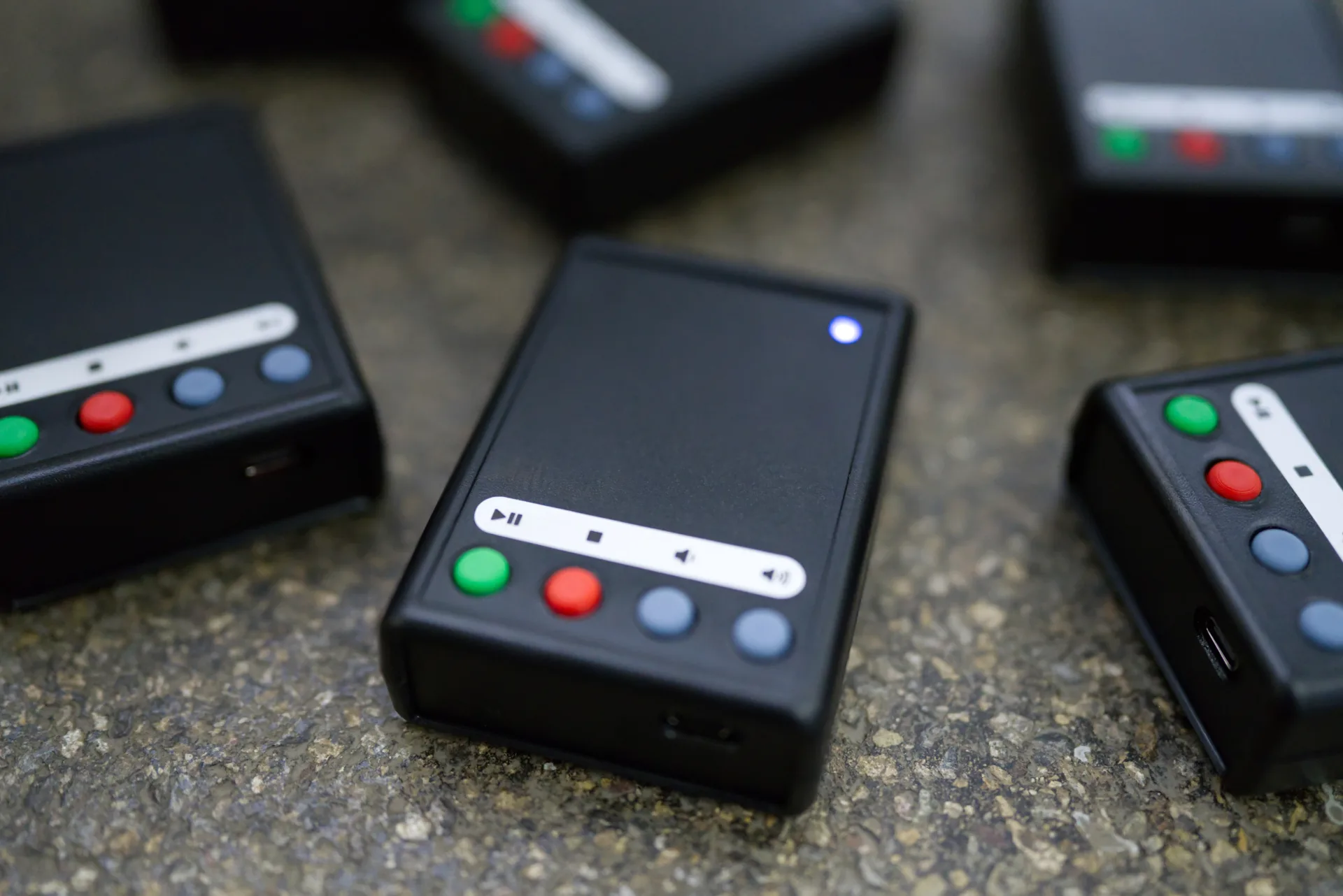 Kleinserie des entwickelten MP3-Players. Man sieht die vier Knöpfe der Players.