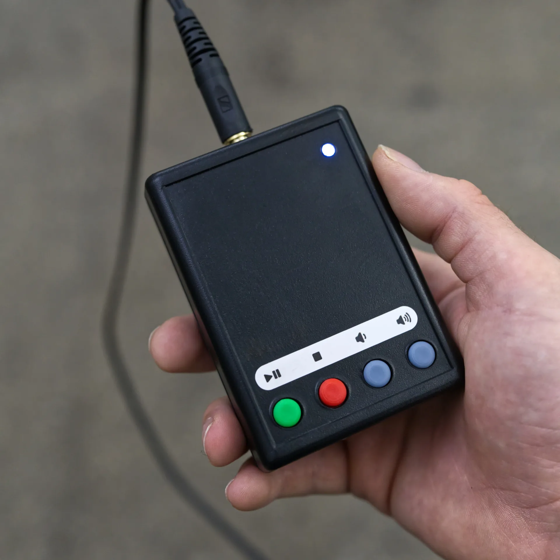 Der MP3-Player wird von jemandem in der Hand gehalten.