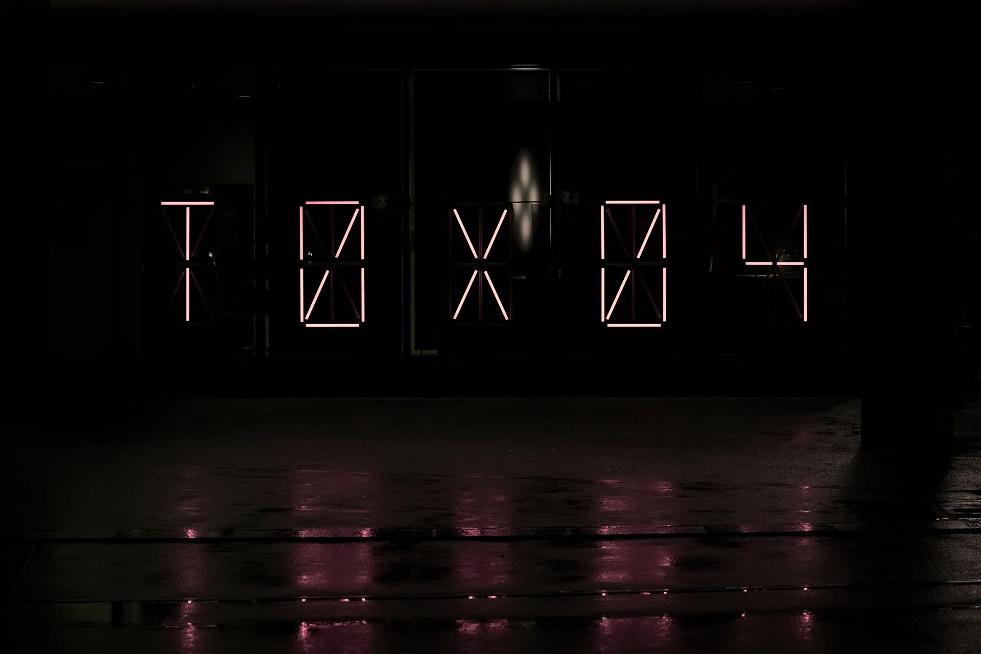 Die Installation zeigt die Zeichen «T0X04»