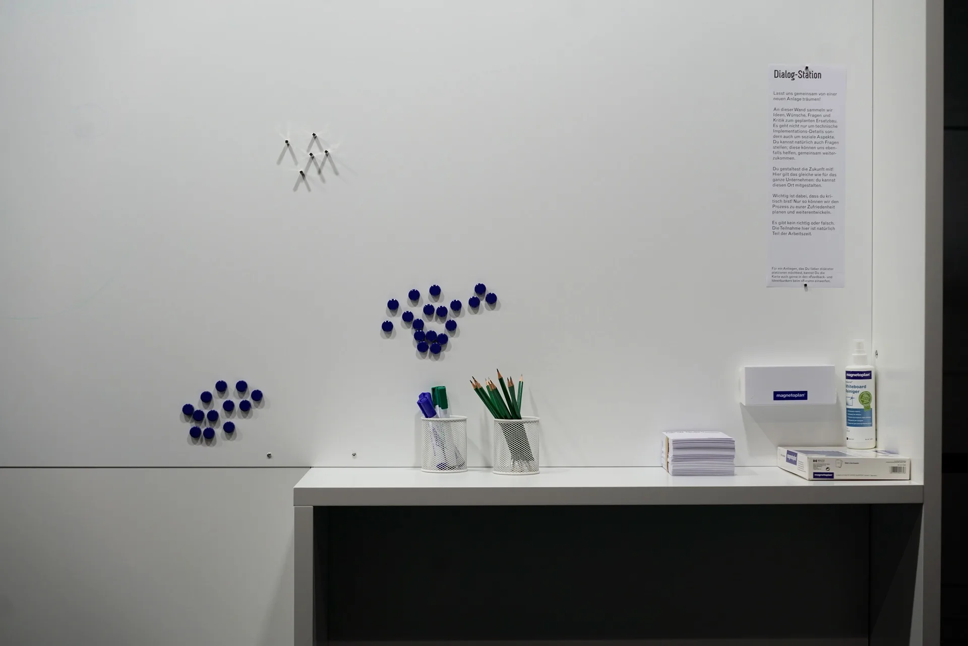 Detailansicht der KVA TG Ausstellungswand mit partizipativen Formaten