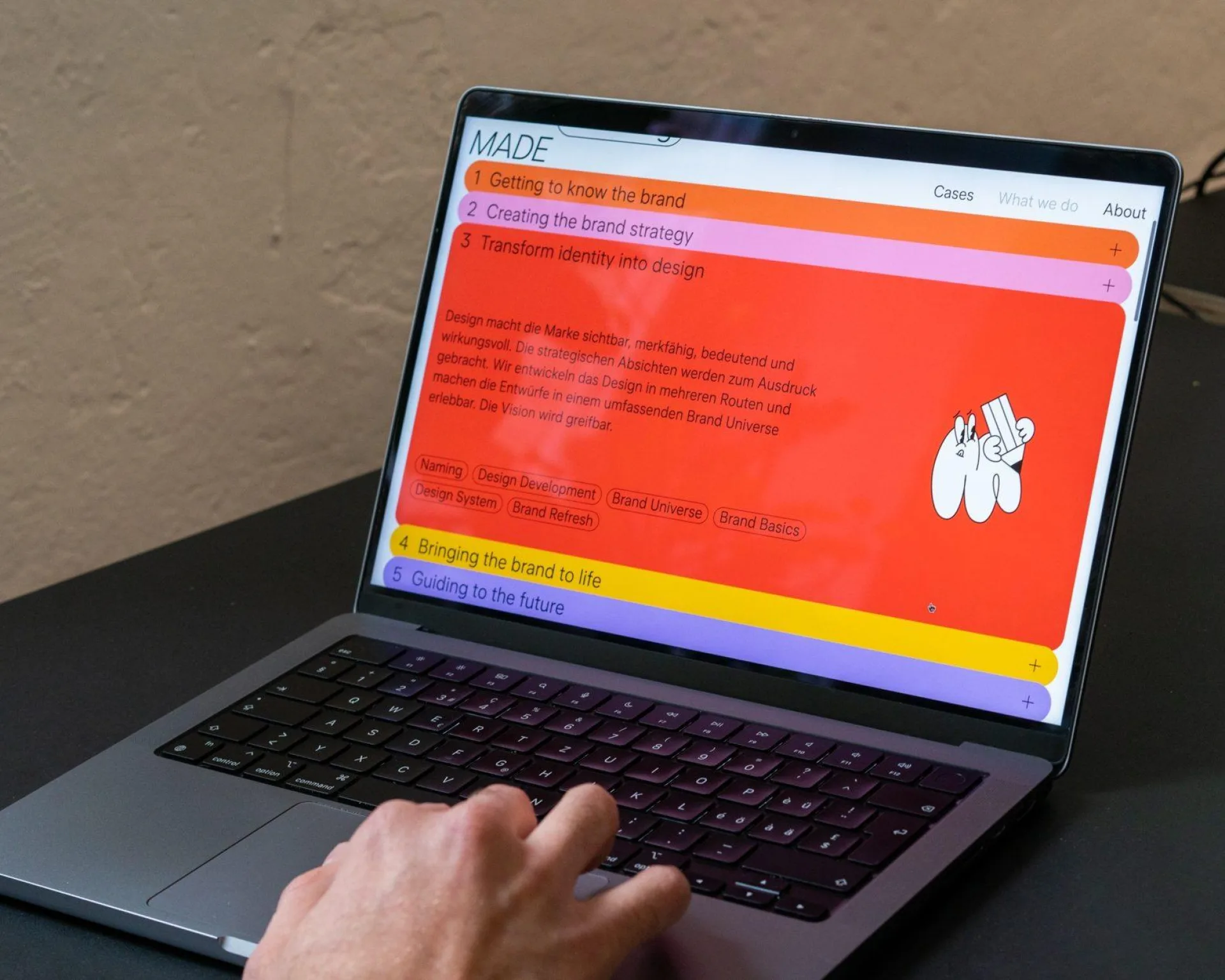 Die neue Webseite von MADE Identity geöffnet auf einem Laptop.