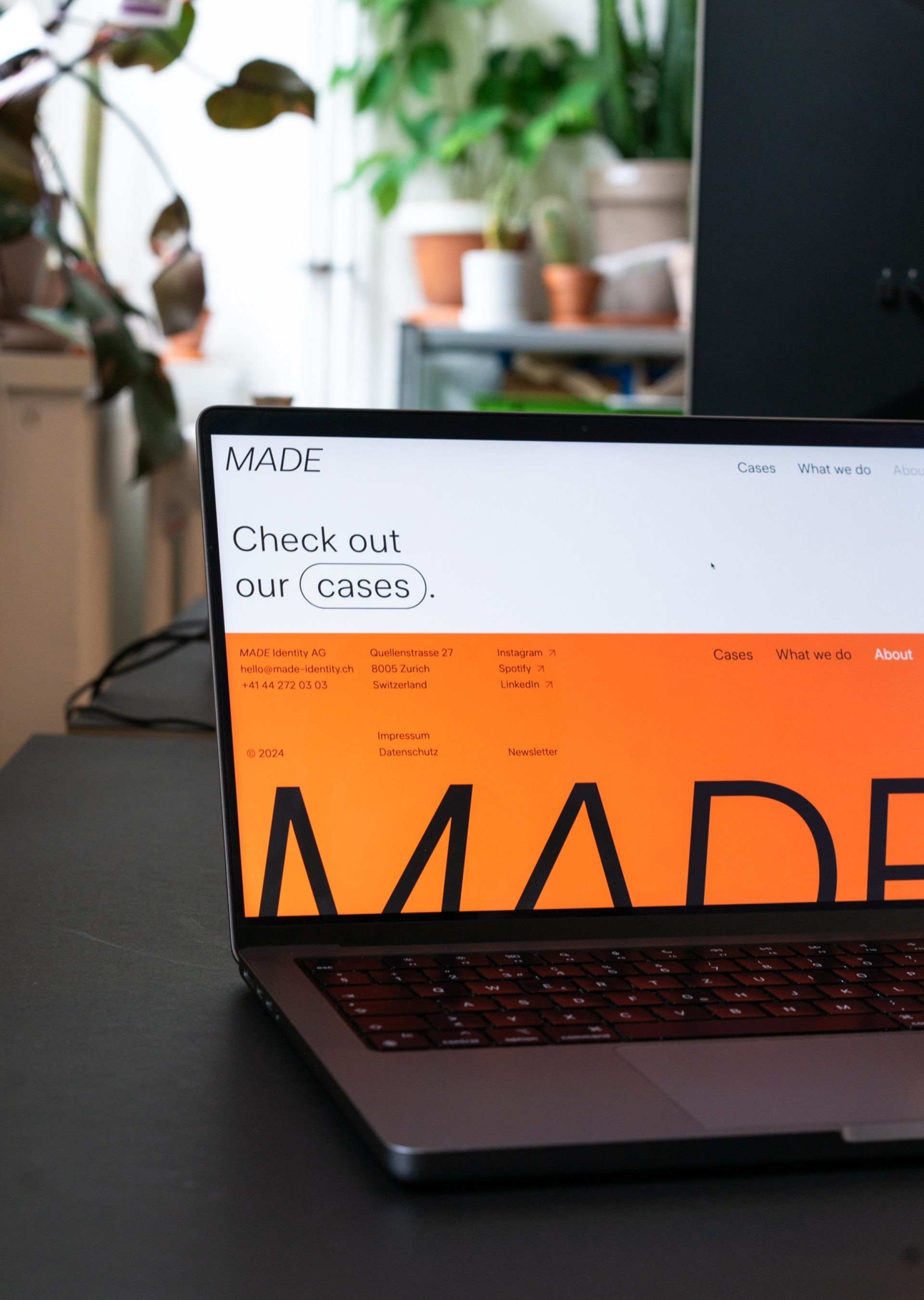 Die neue Webseite von MADE Identity geöffnet auf einem Laptop.