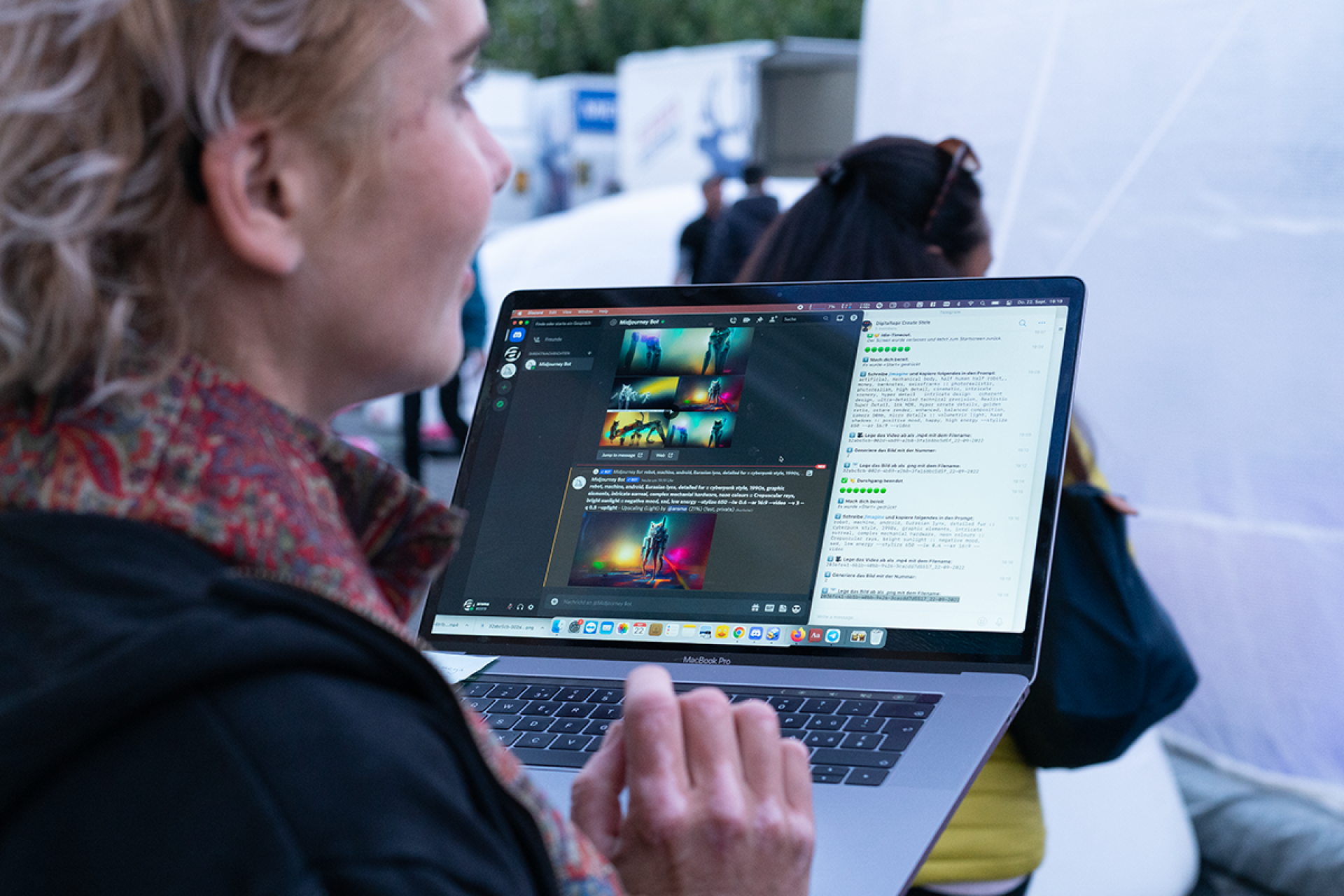 Eine Frau hält einen Computer in der Hand