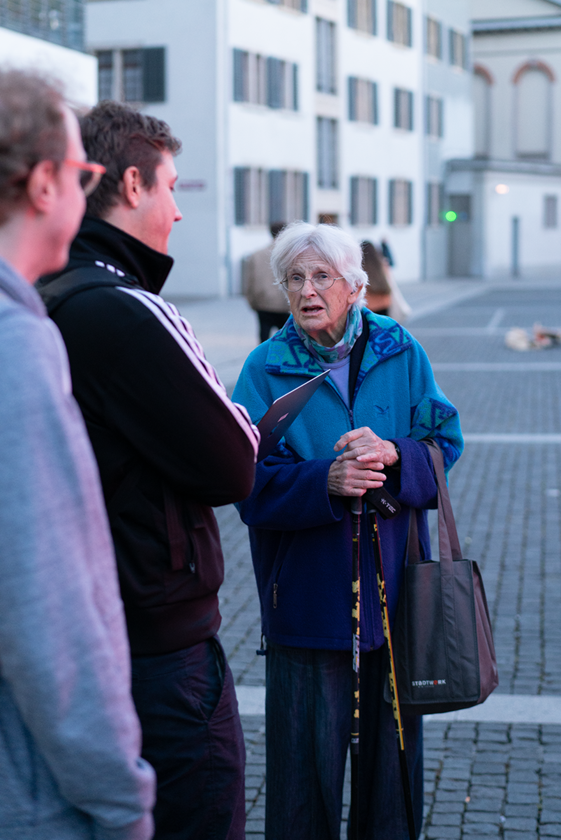 Eine Ältere Dame führt eine Unterhaltung über den Generator