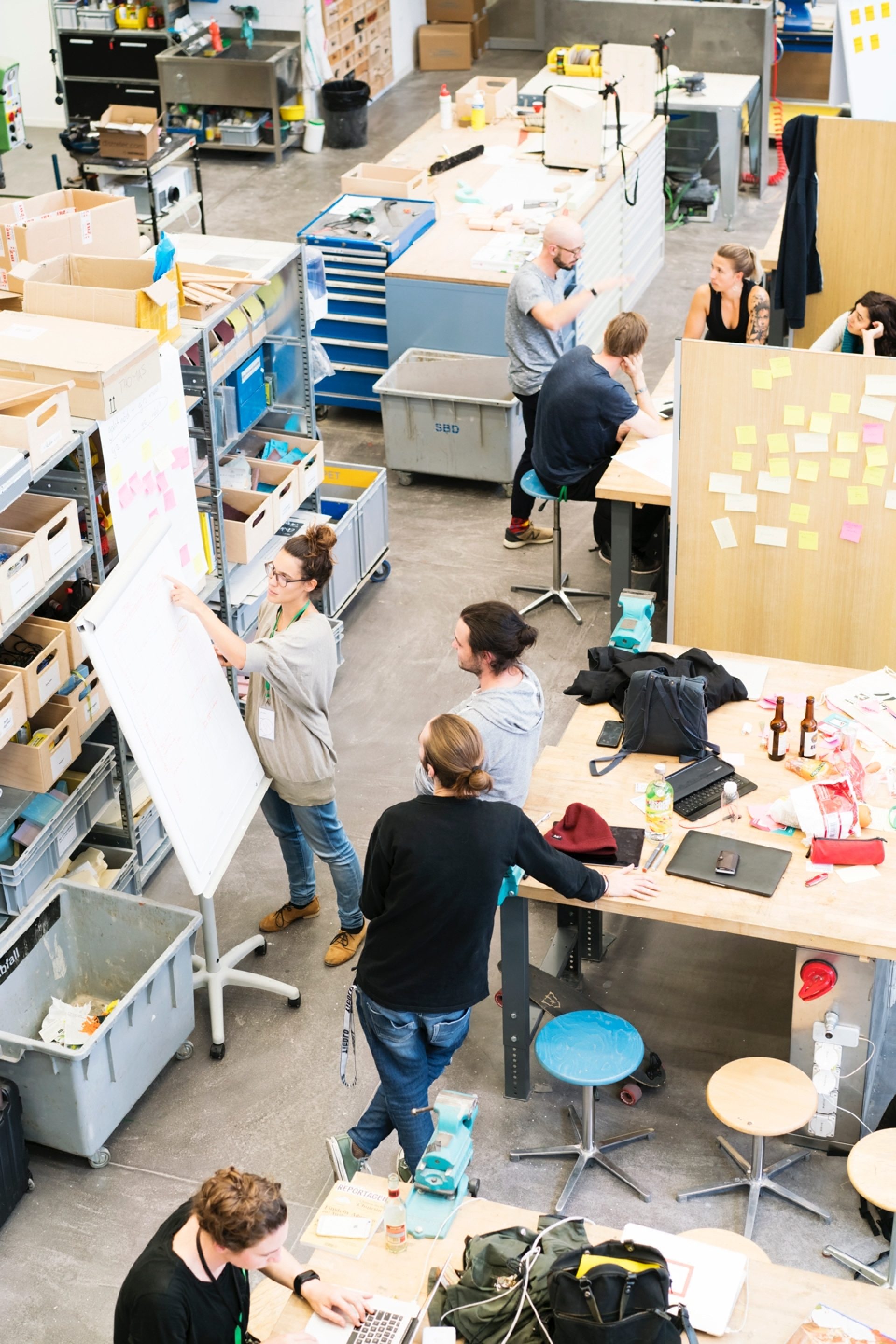 Blick in die ZHdK-Werkstatt. Teilnehmende besprechen rund um ein Flipchart.