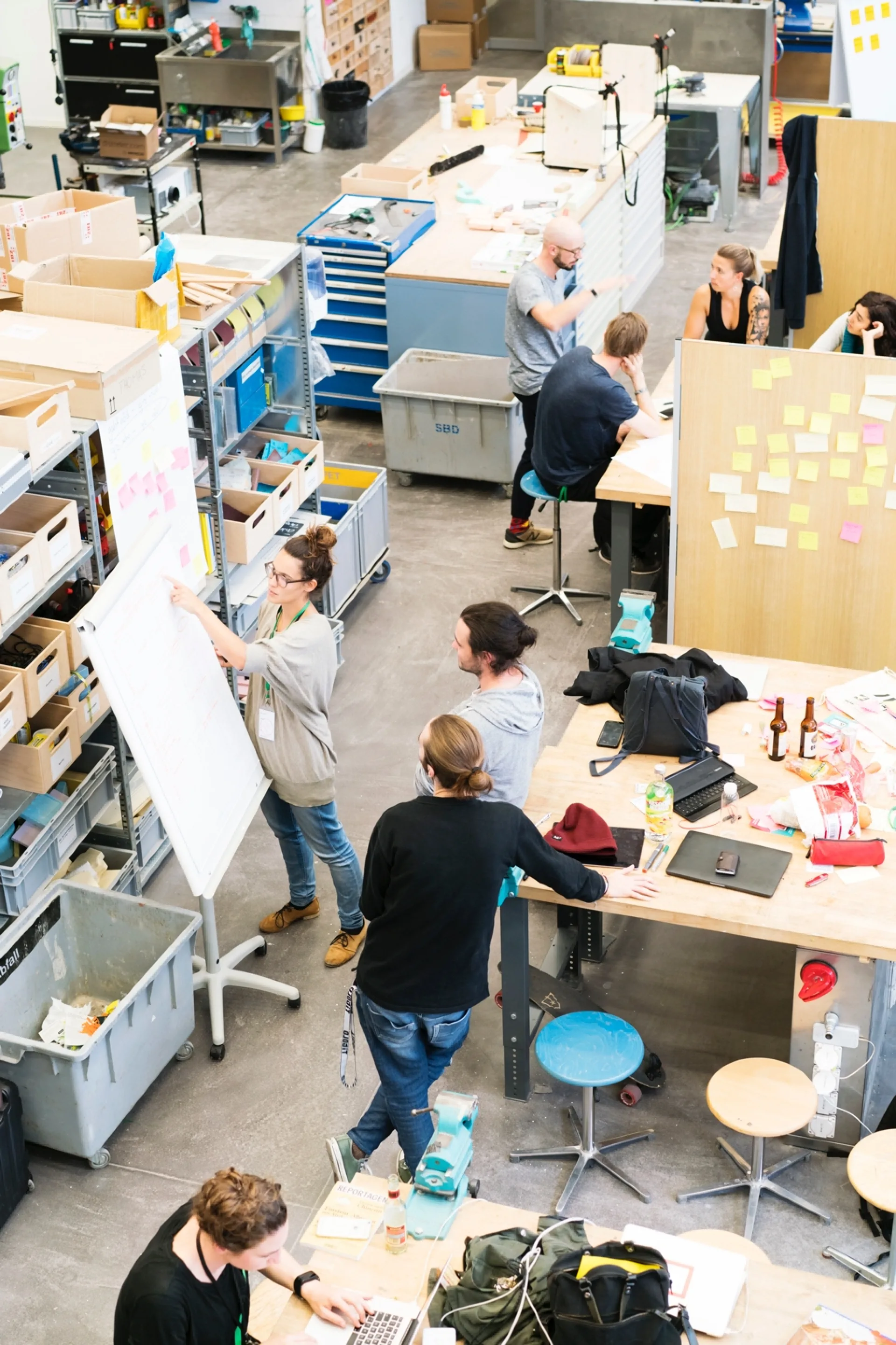 Blick in die ZHdK-Werkstatt. Teilnehmende besprechen rund um ein Flipchart.