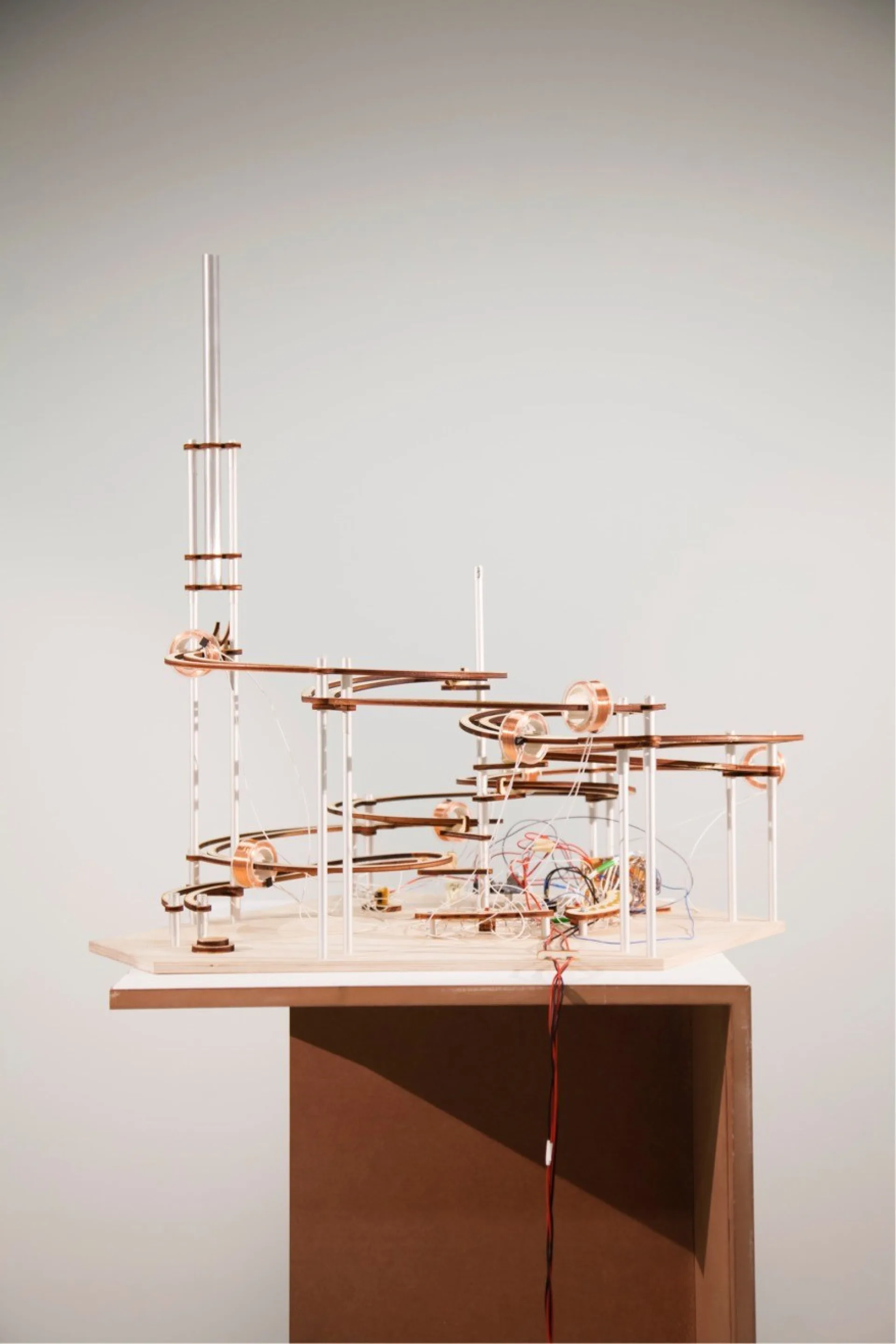 Die Kugelbahn seitlich betrachtet