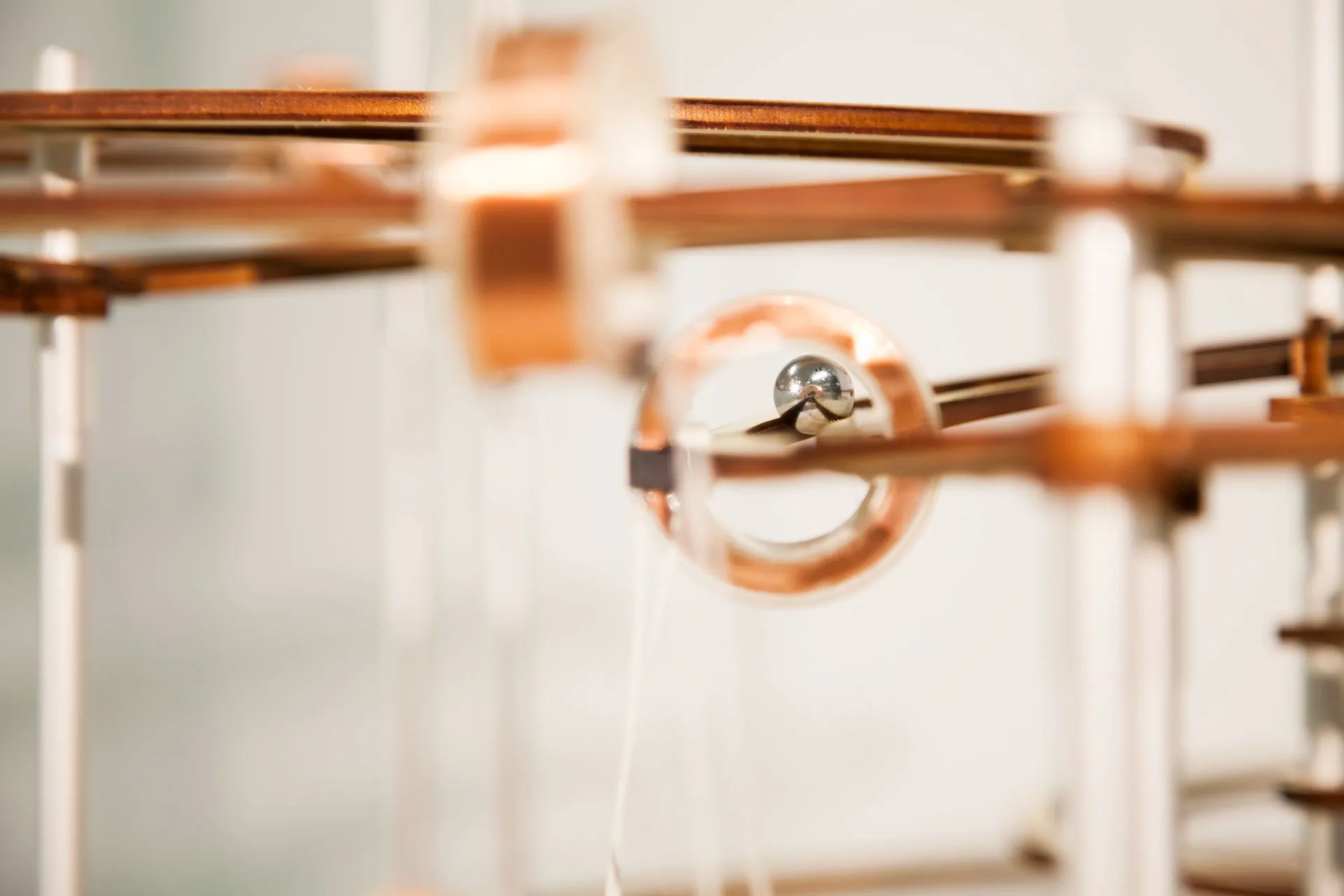 Metallkugel rollt durch die Kugelbahn.