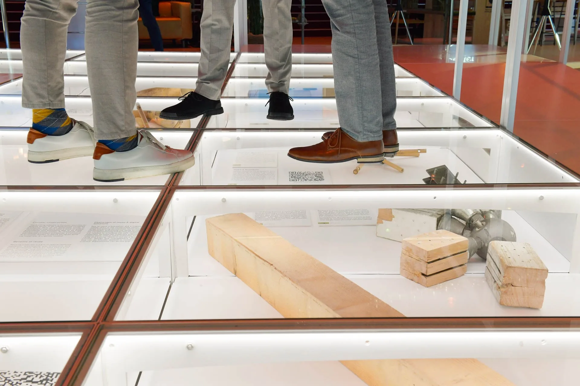 Nahe Ansicht der Digital Platform, Objekte im Vordergrund, Füsse von Besucher:innen im Hintergrund.