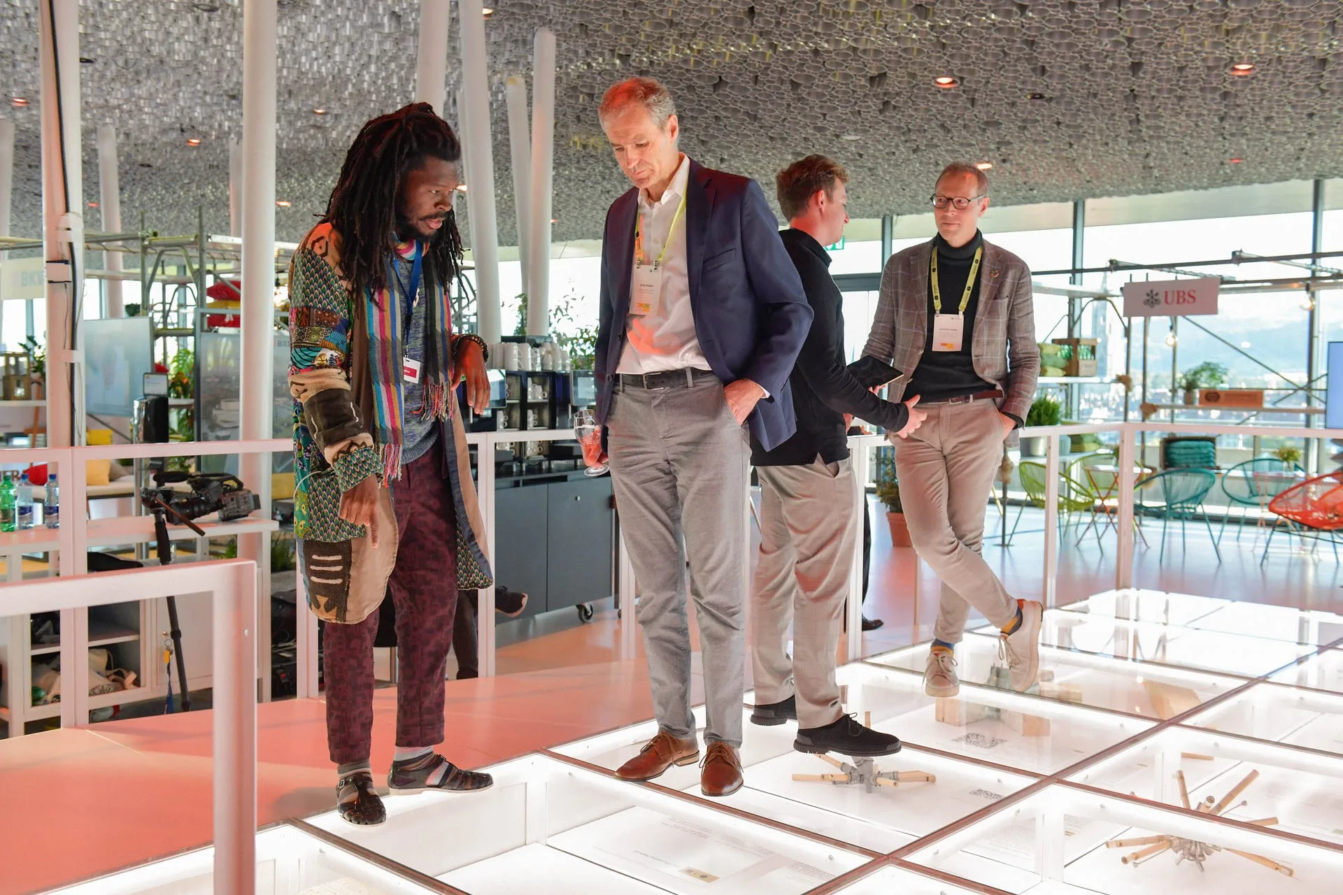 Gnanli Landrou erzählt einem Besucher etwas.