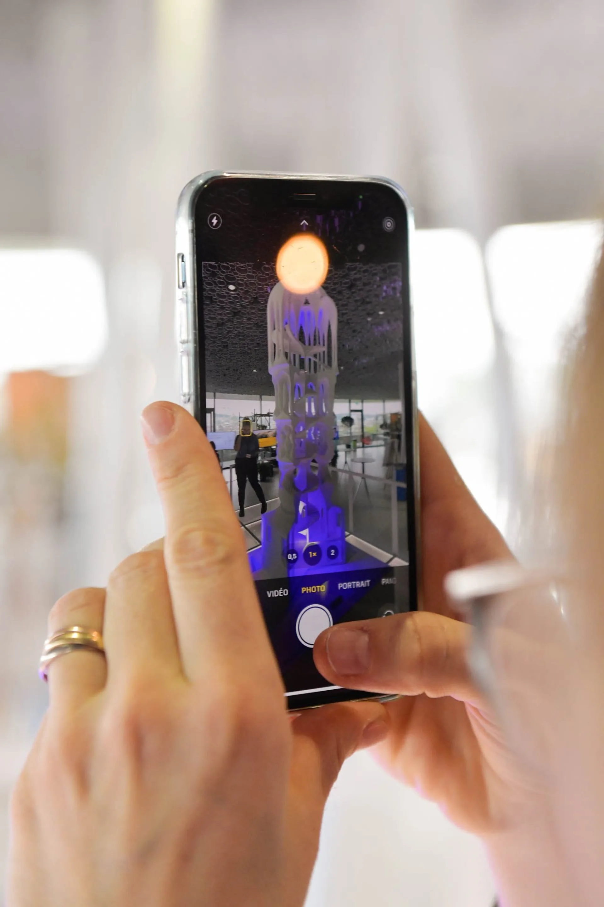 Besucher:in fotografiert den White Tower.