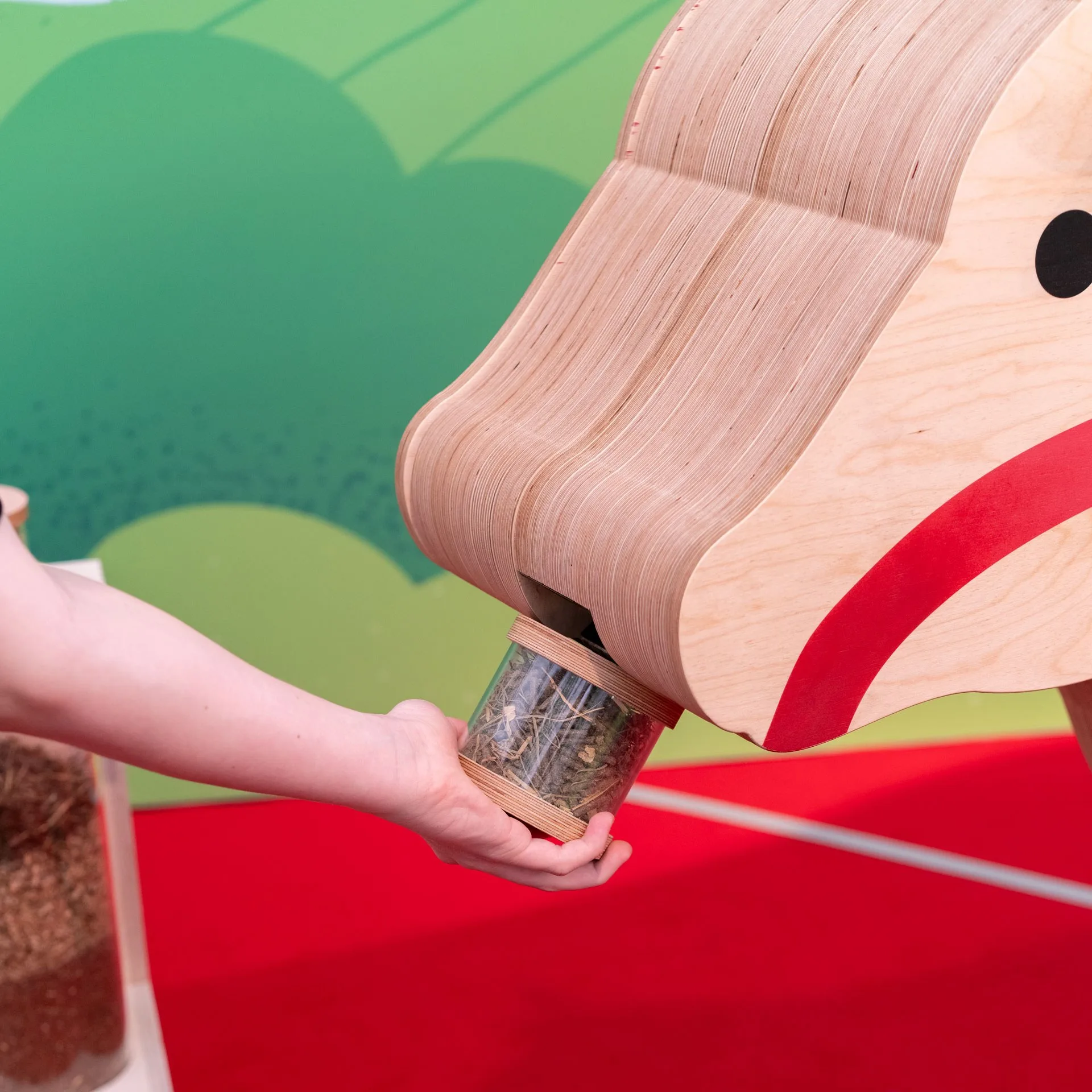 Ein Futter-Sample wird der Kuh hingehalten.