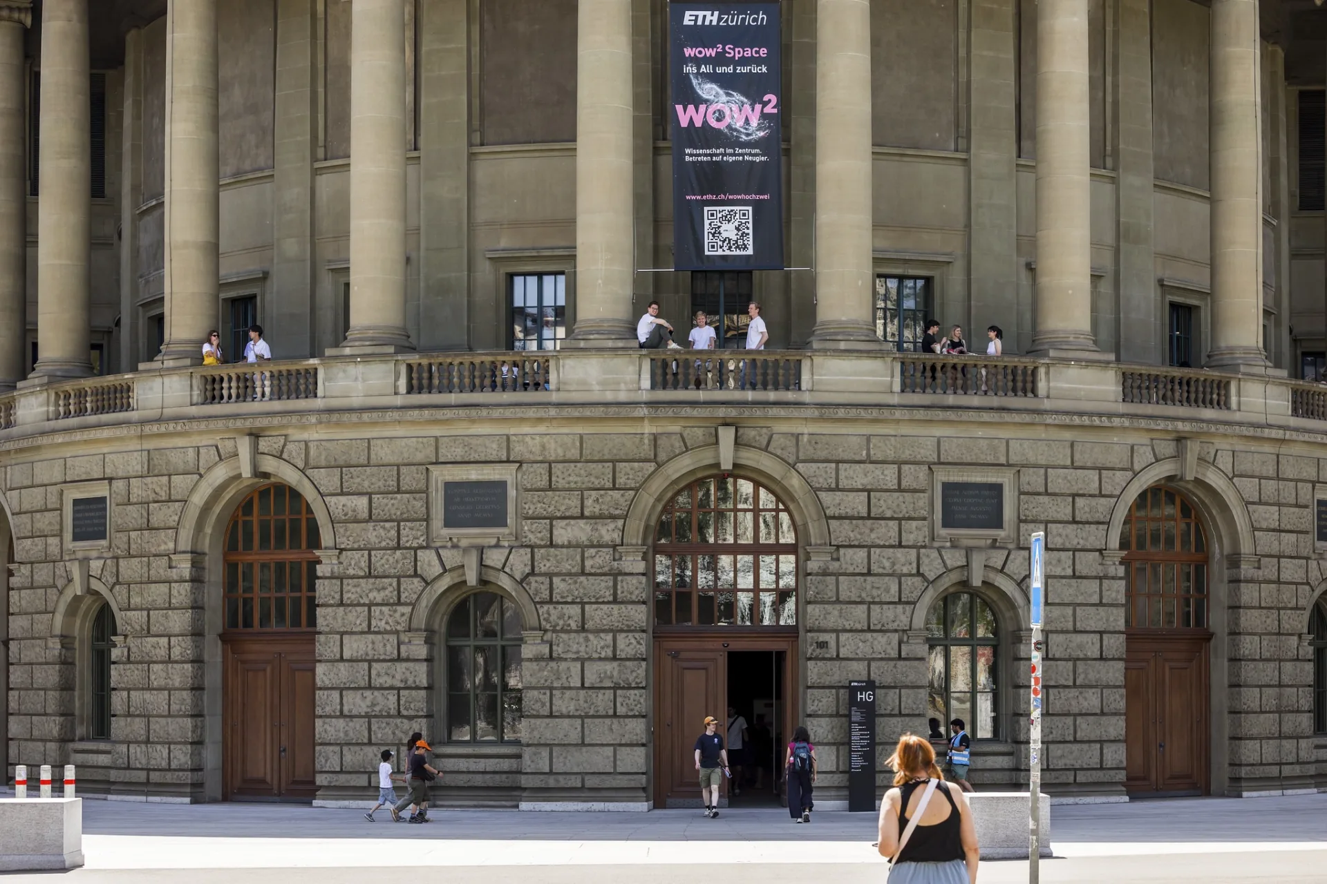 Aussenansicht der historischen Fassade des ETH-Hauptgebäudes in Zürich mit einem grossen, vertikalen Veranstaltungsbanner für den Publikumsevent «wow² Space».