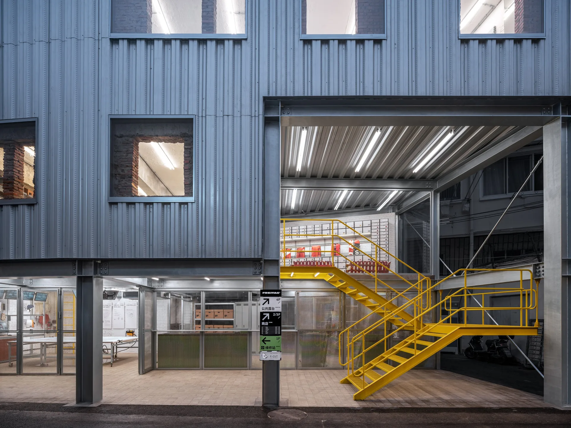 Sicht auf die Fassade des F-STORE in Shanghai. Im Erdgeschoss ist die von Lucid entwickelte Installation sichtbar.