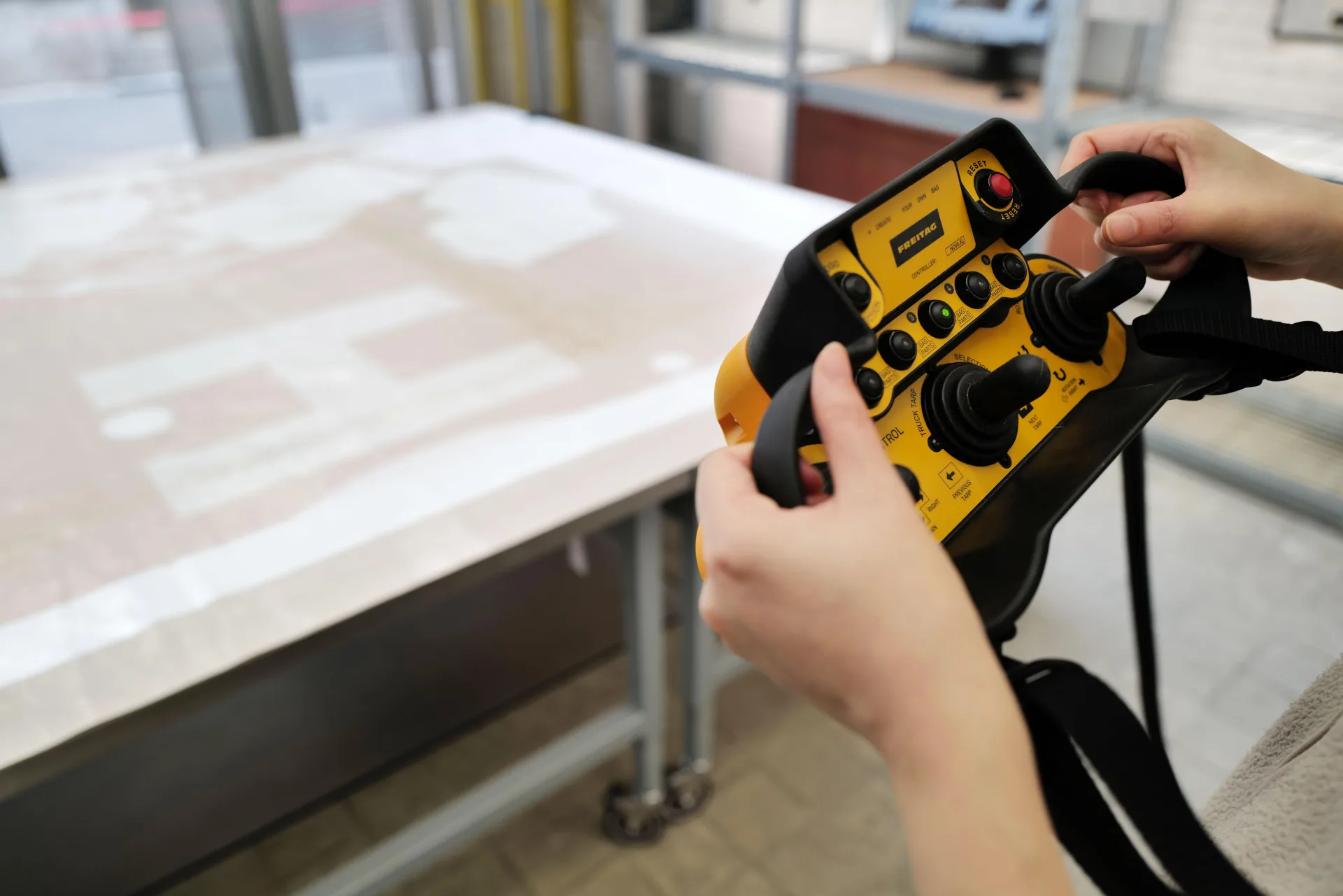 Nahaufnahme der Industrie-Steuerung, mit welcher die Installation gesteuert wird.