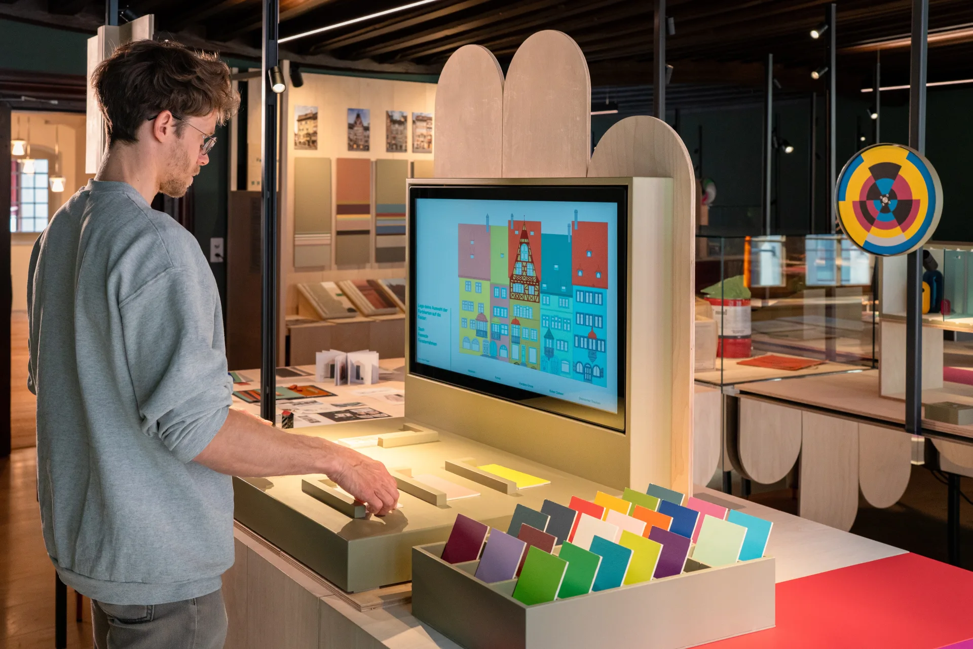 Eine Person interagiert mit der interaktiven Station