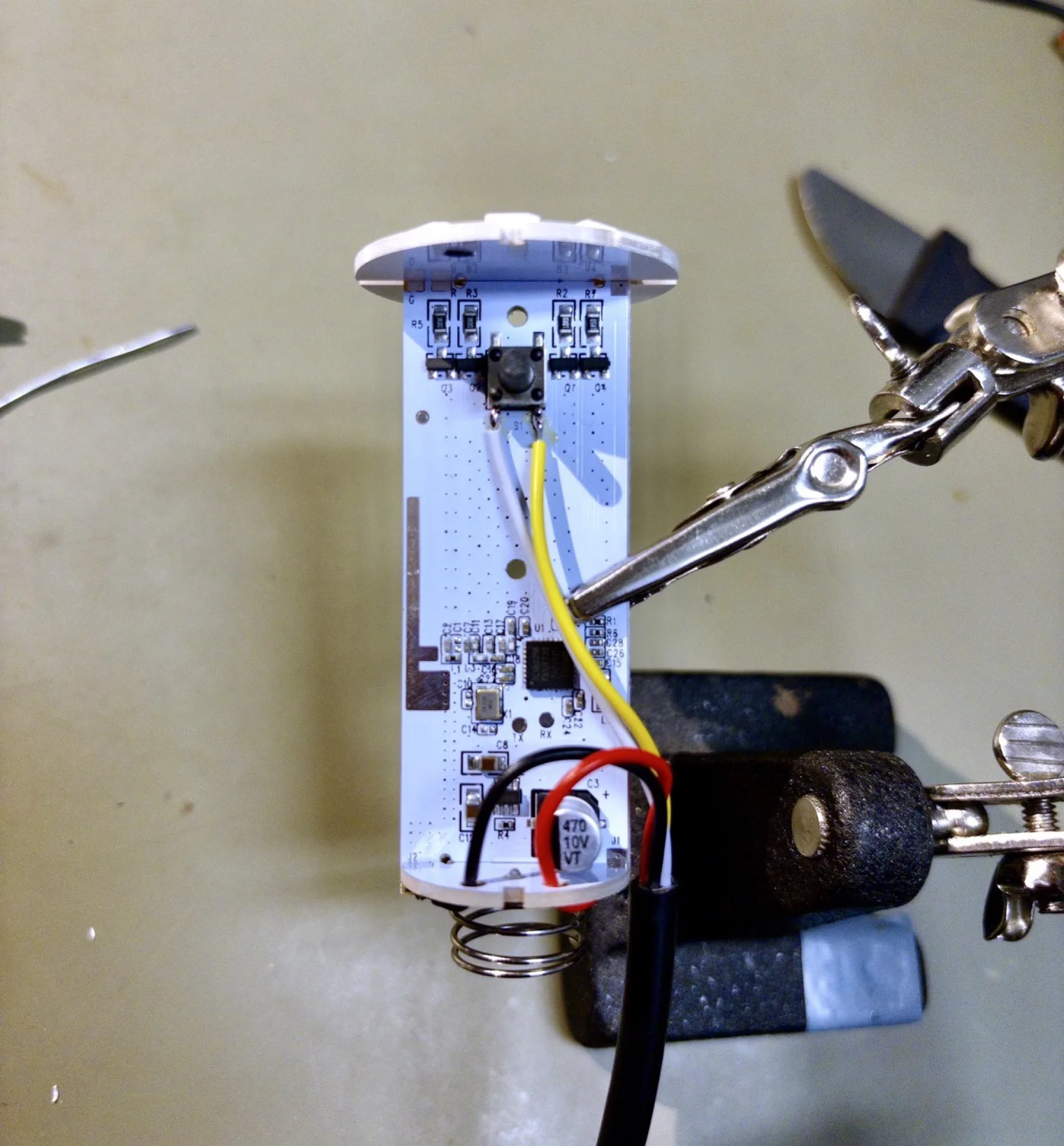 Eine durch Lucid modifizierte Elektronik-Platine eines Lightsticks.