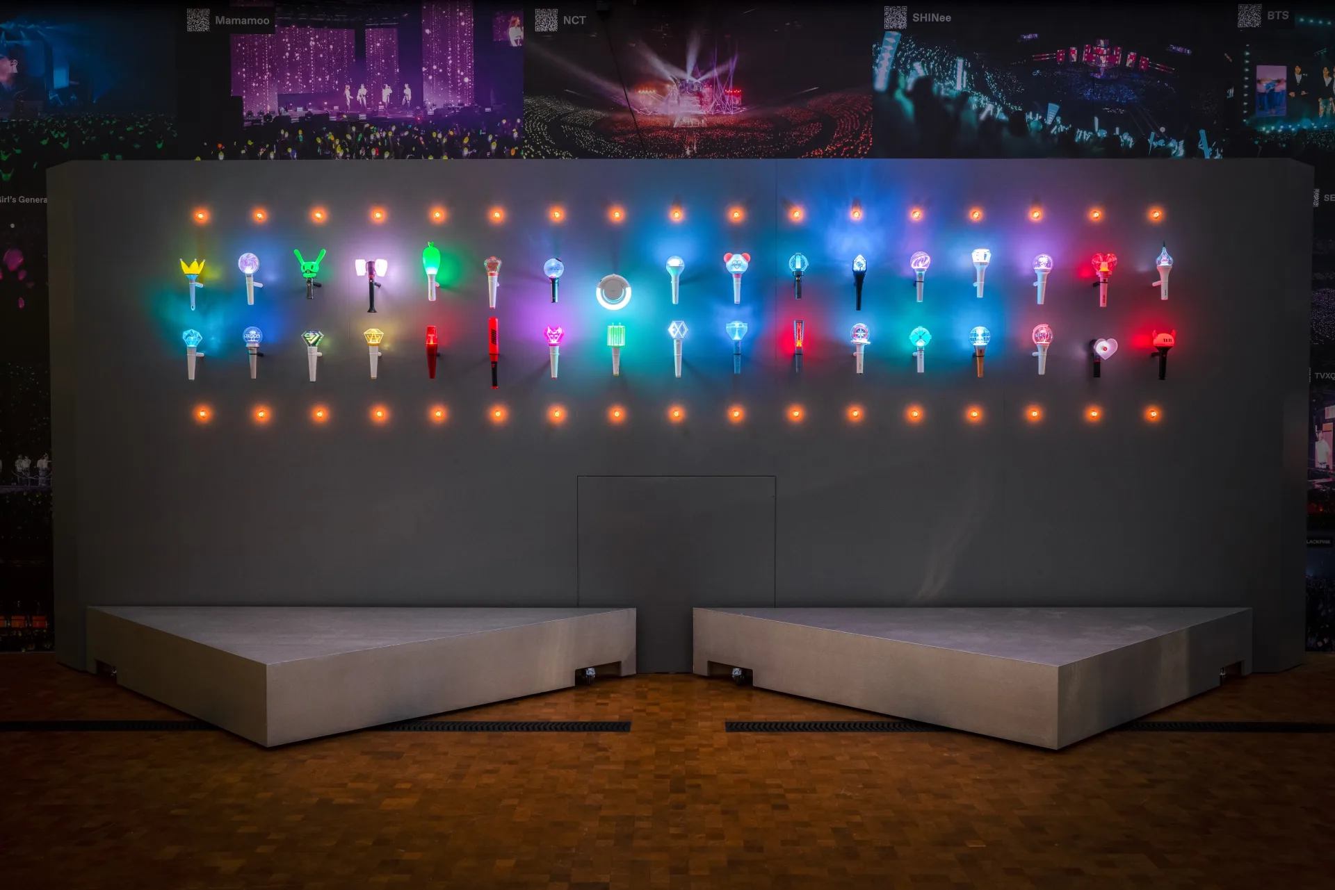 Totalansicht der Wand im Museum Rietberg mit farbig leuchtenden Lightsticks