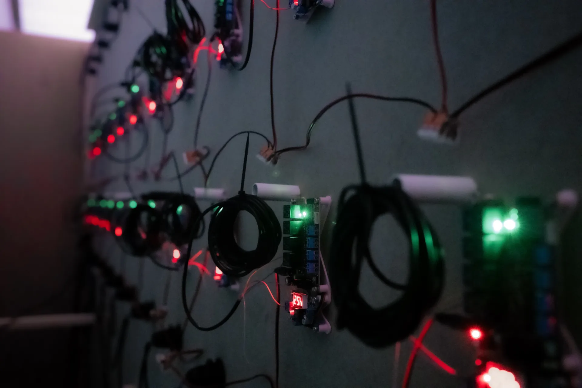 Ansicht der Rückseite der Wand im Museum. Es sind viele Elektronische Bauteile und Kabel zu sehen.