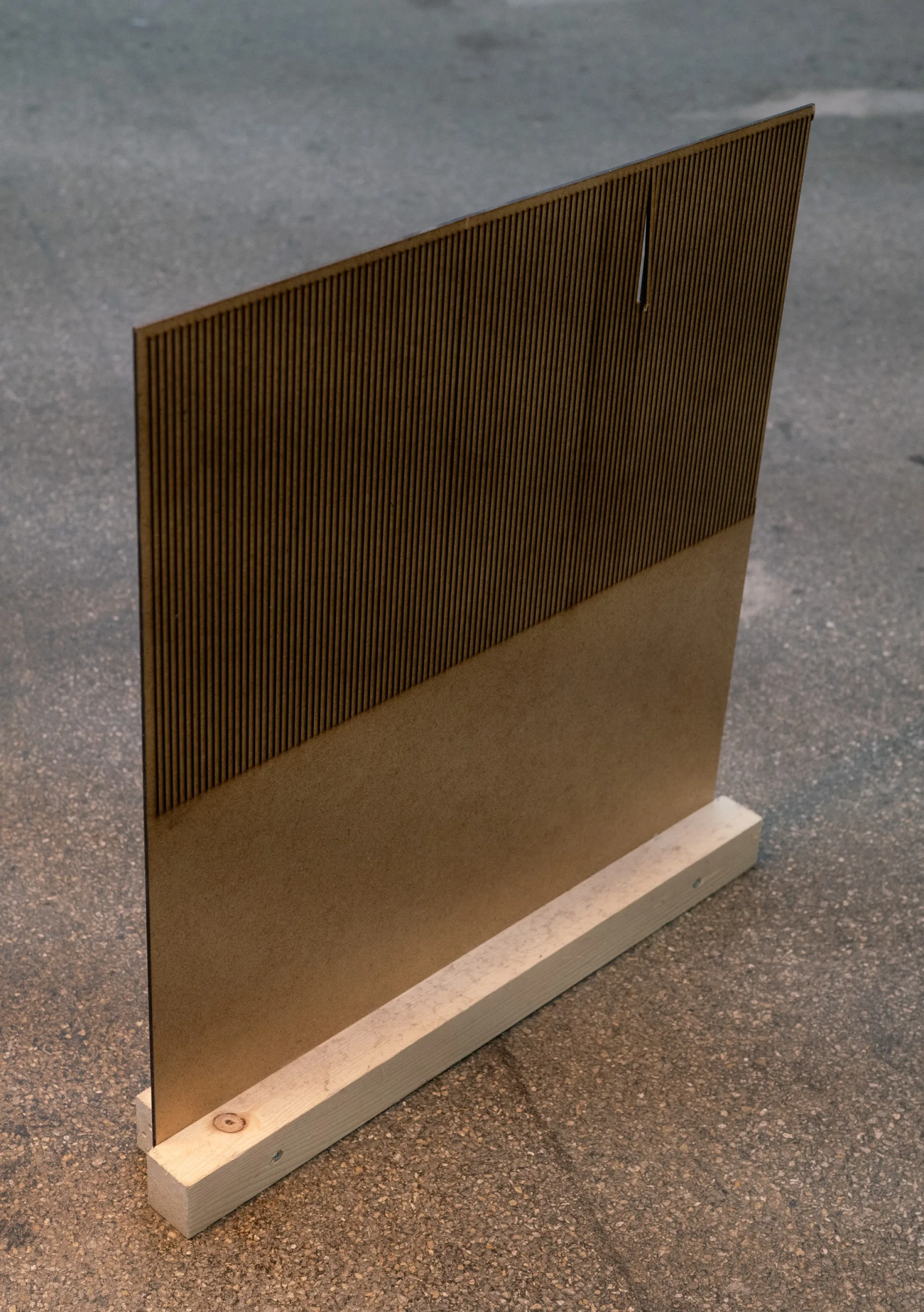 Ein aus MDF-Holz gelasertes Gitter, welches zum testen verwendet wurde.