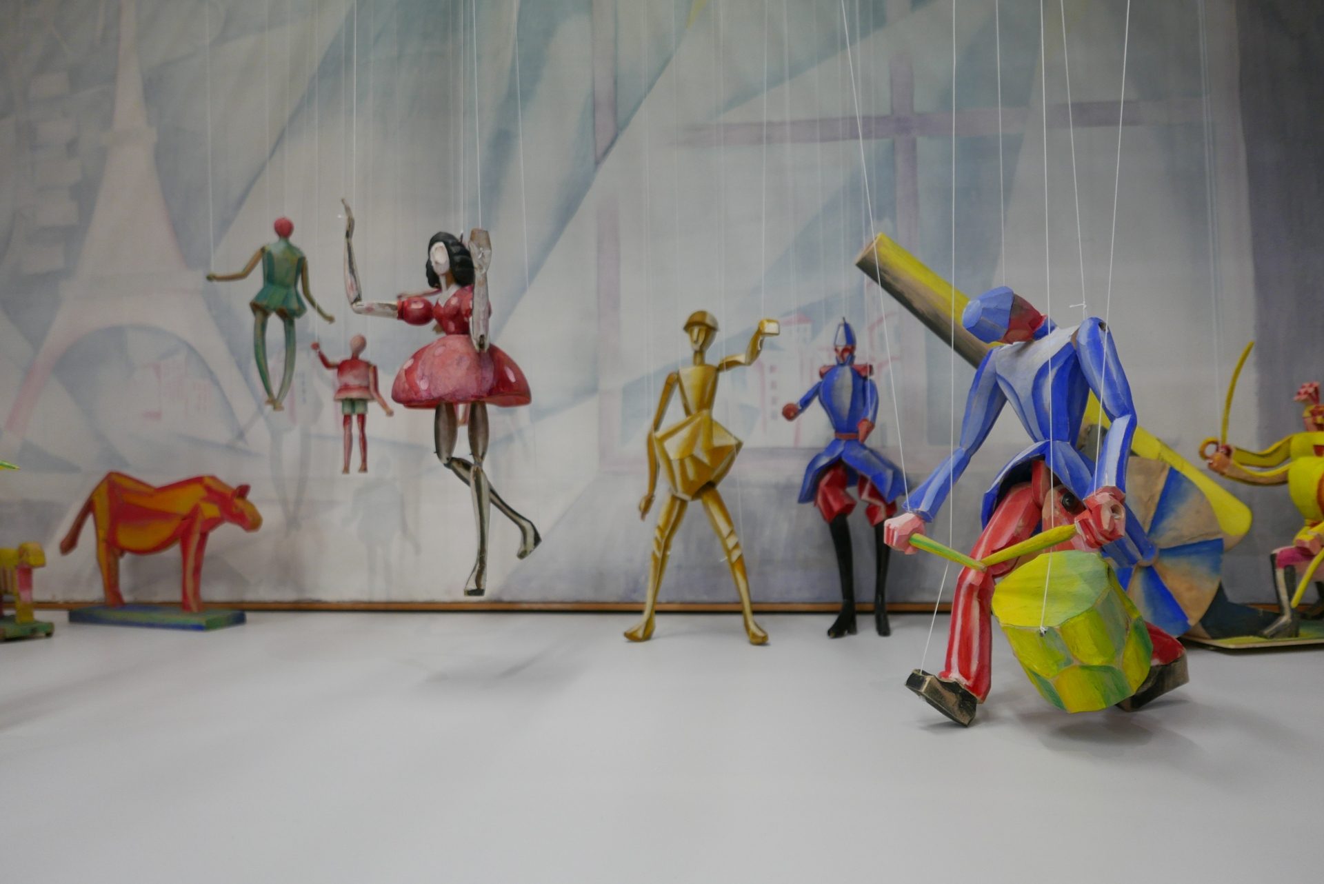 Blick in die Vitrine mit tanzenden Handpuppen.