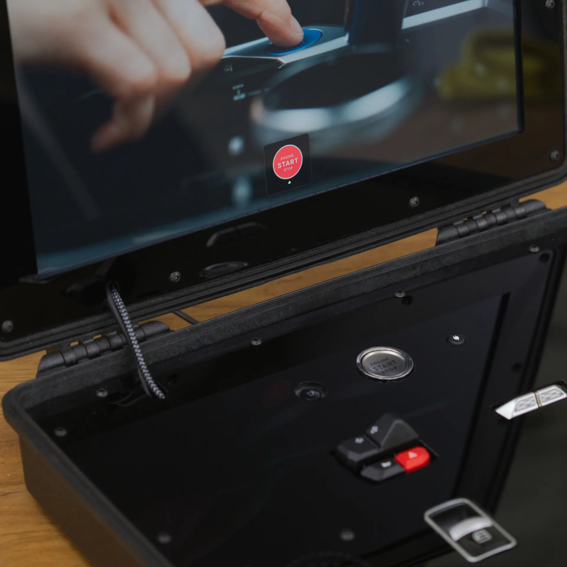 Detailansicht einer haptischen Interaktion. Auf dem Bildschirm sieht man eine Person, die einen Knopf drückt. Eine Grafik fordert dazu auf, den Knopf am Gerät zu drücken.