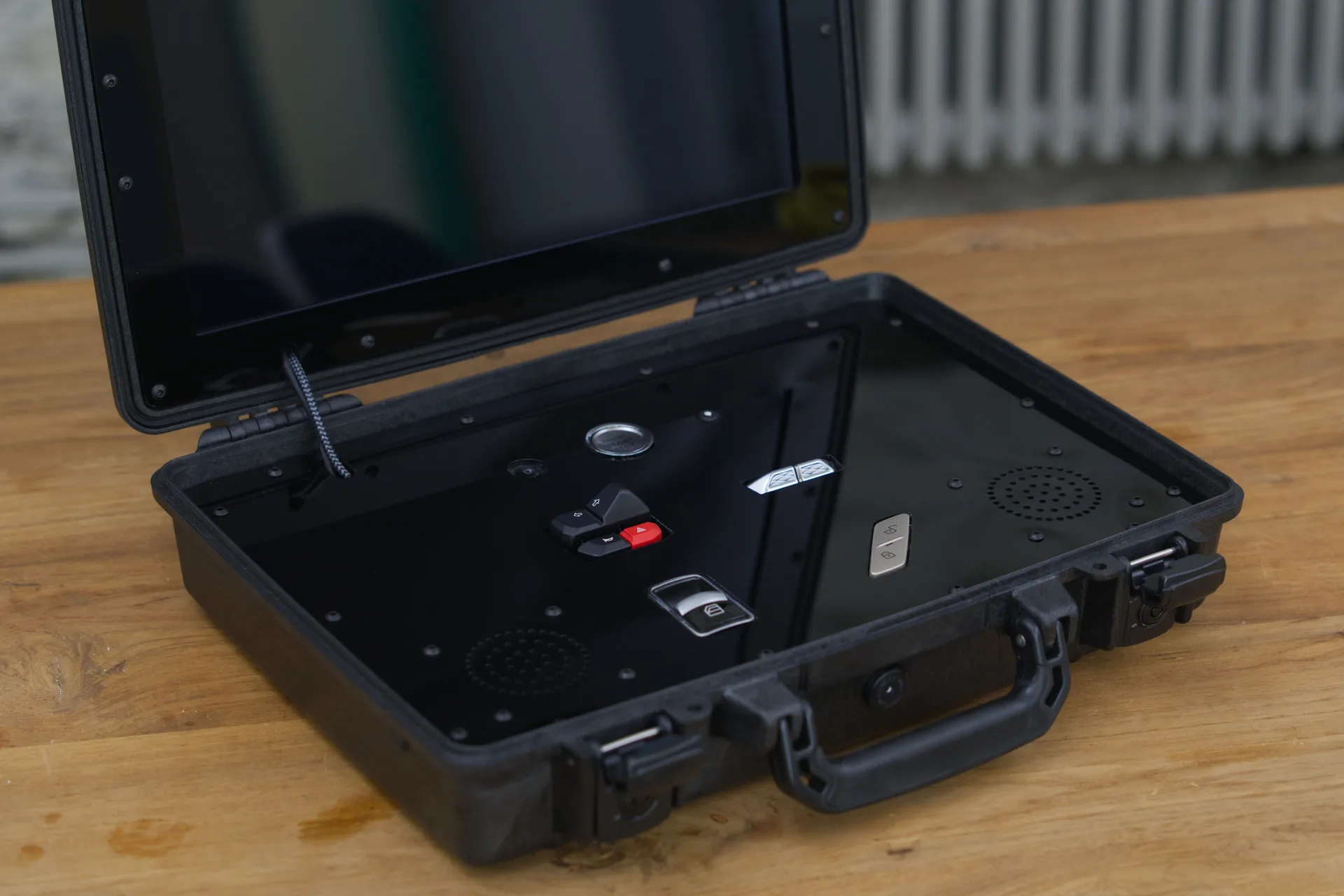 Close up auf die in der unteren Blende eingelassenen Schalter. Verschiedene Schalter aus dem Automobilbereich sind in eine schwarze Blende in Klavierlackoptik eingelassen.