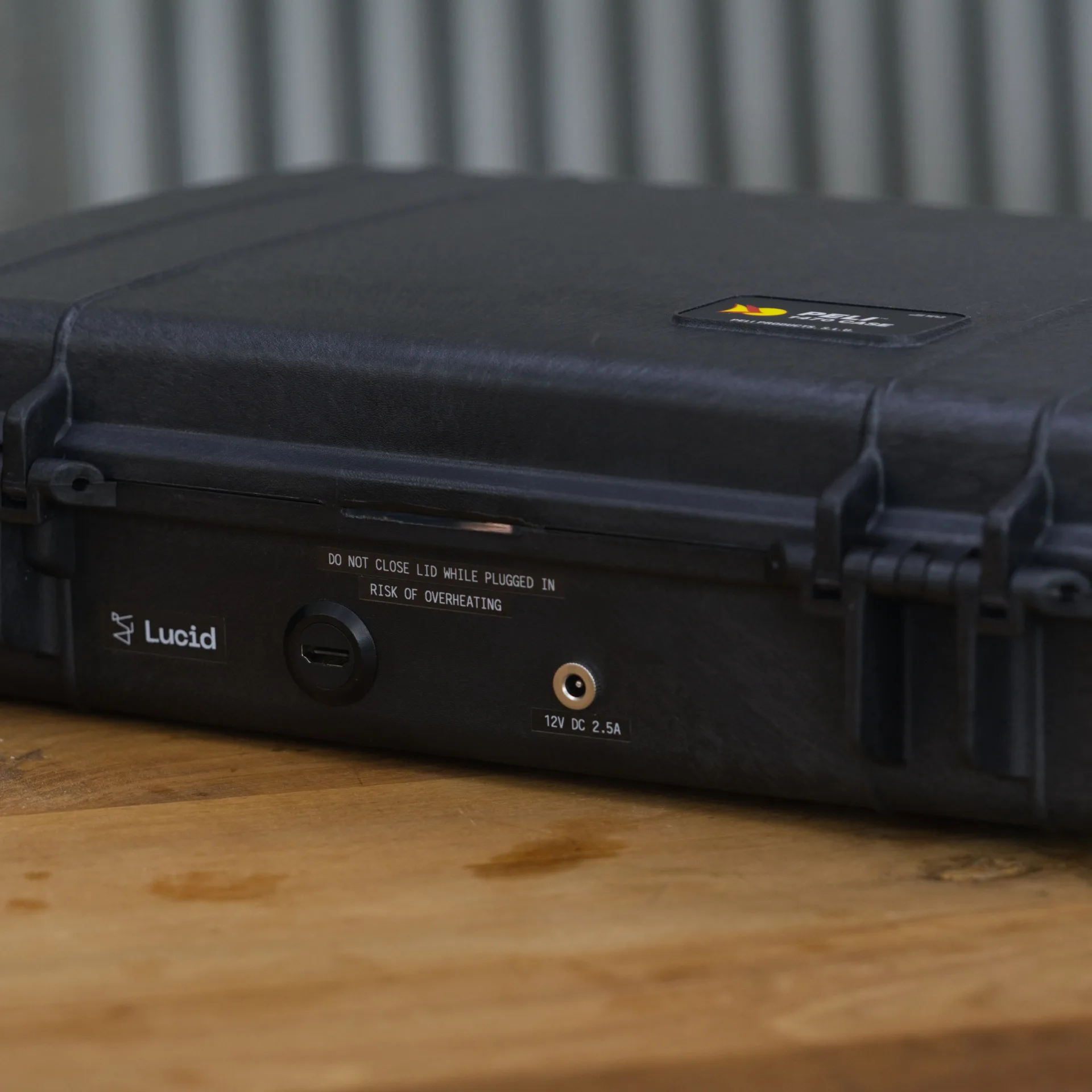 Rückseite des Koffers. Ansicht der Stecker für HDMI und Stromversorgung.