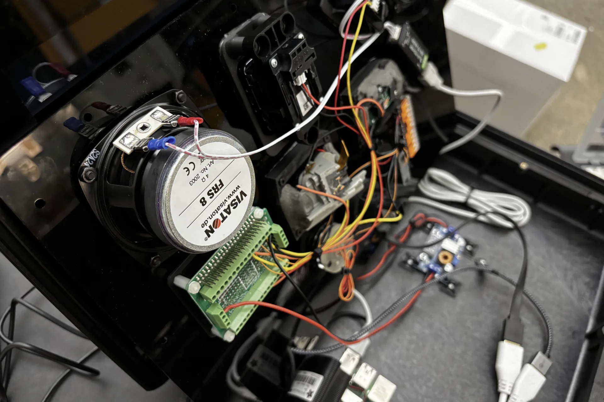 Einblick in die interne Verkabelung des Koffers. Verschiedene Elektronische Komponenten sind sichtbar.