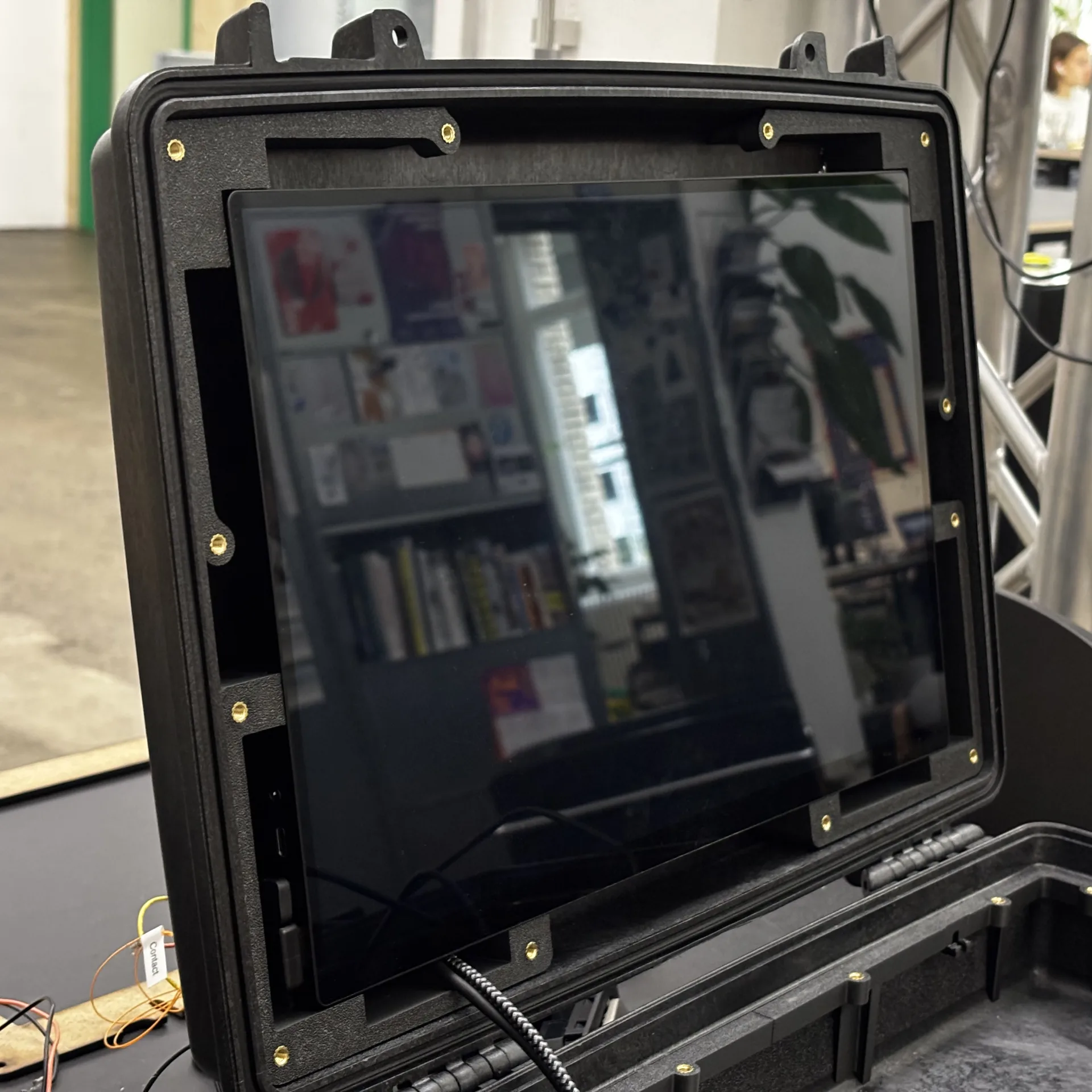 Ansicht der Innenseite des Deckels. 3d Gedruckte Halterungen halten den Bildschirm im Rahmen