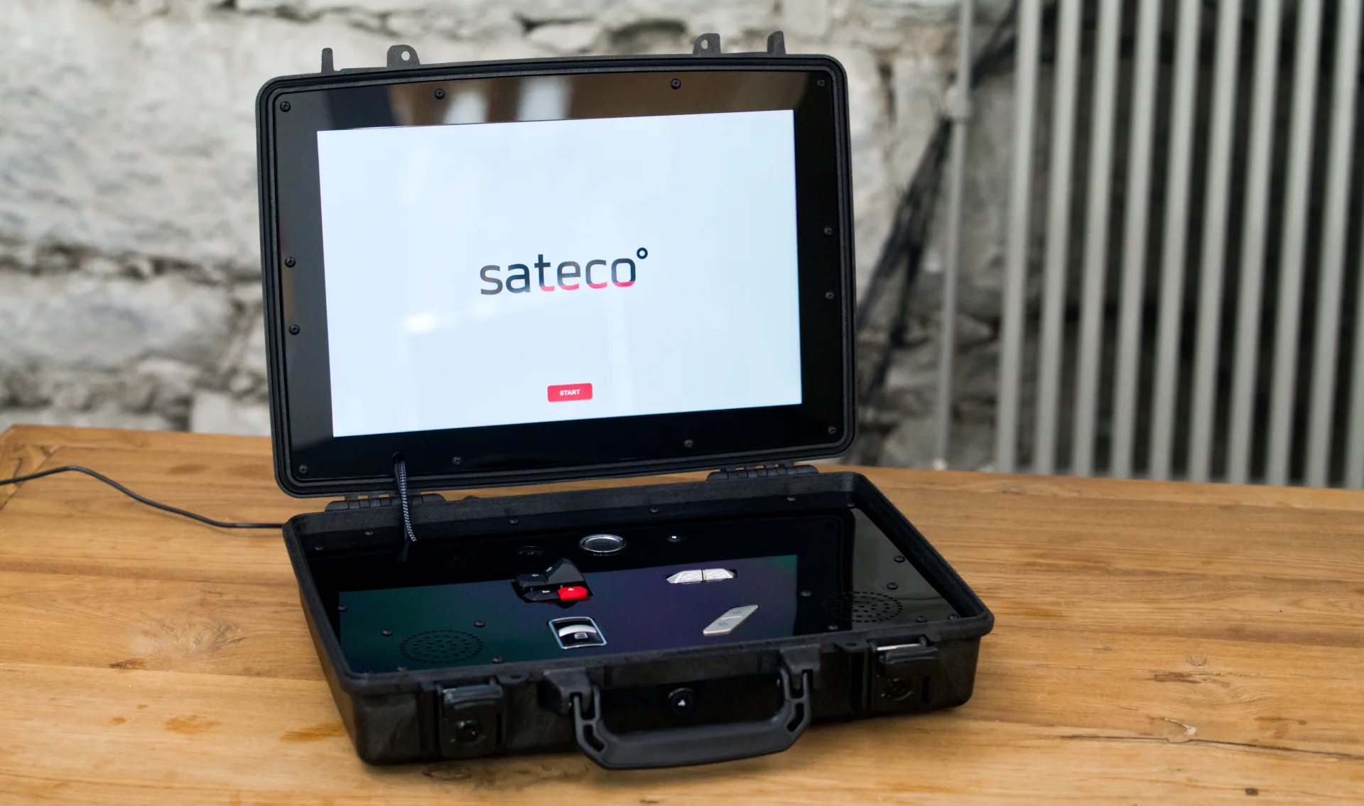 Sateco Demonstrationskoffer auf einem Tisch