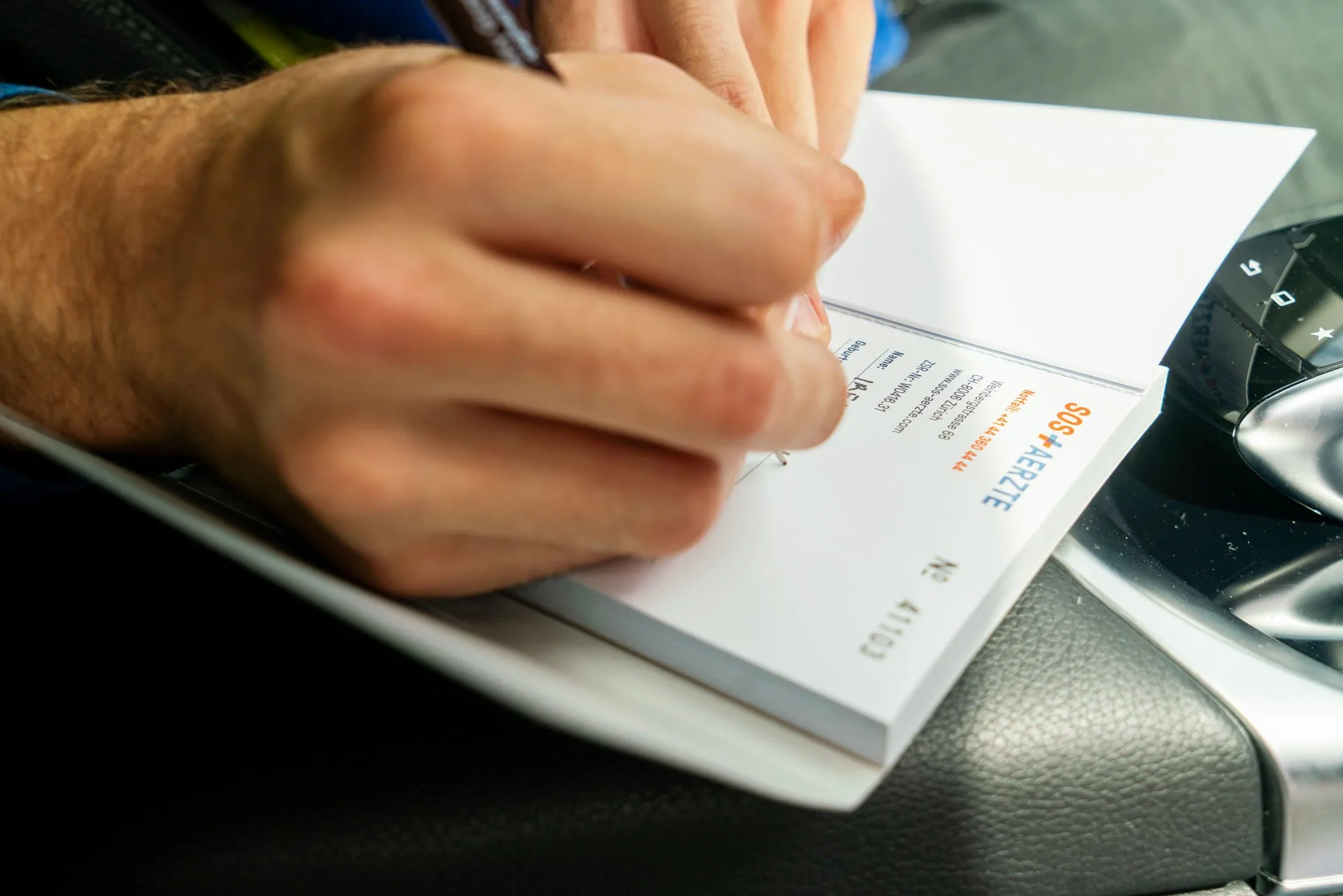 Medikament wird verschrieben. Hand füllt Formular aus.