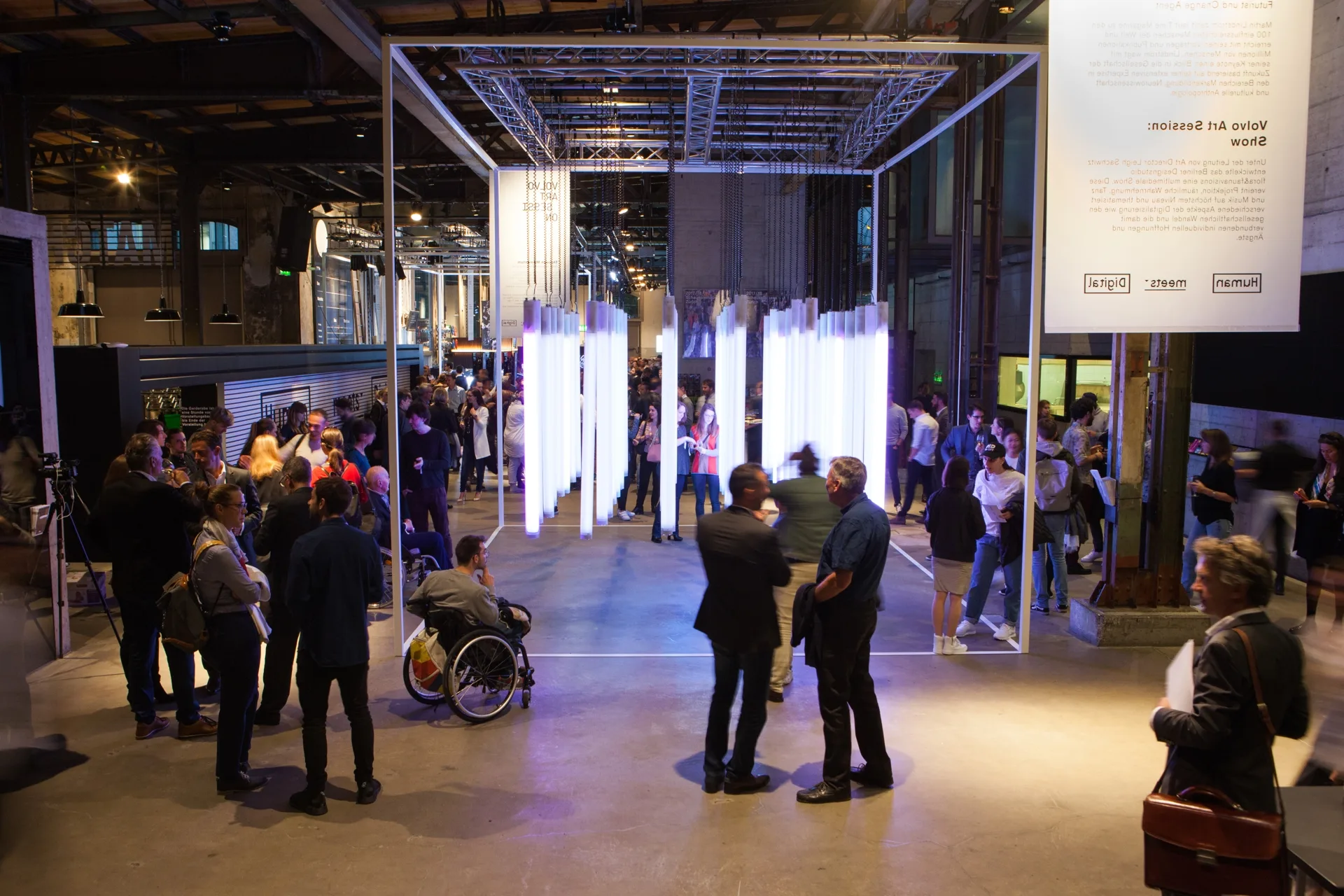 Ausstellungssituation mit zahlreichen Besucher:innen