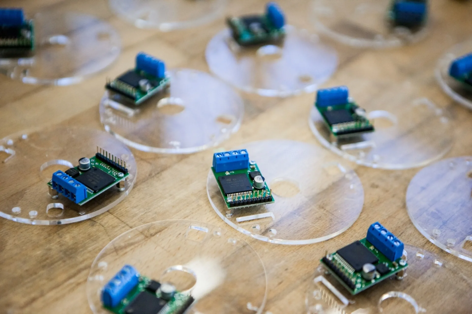 Detailansicht verschiedener Teile (Sensoren) der Lichtelemente