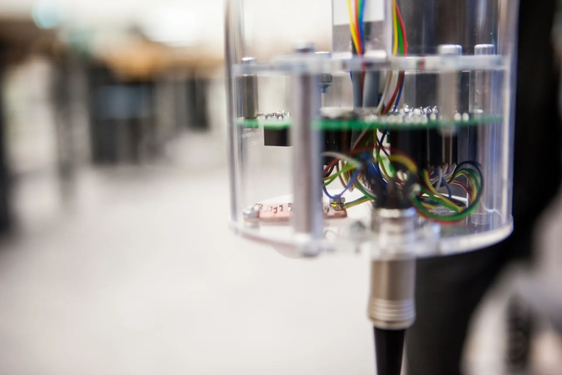 Detailansicht eines Microcontrollers in einer Lichtröhre