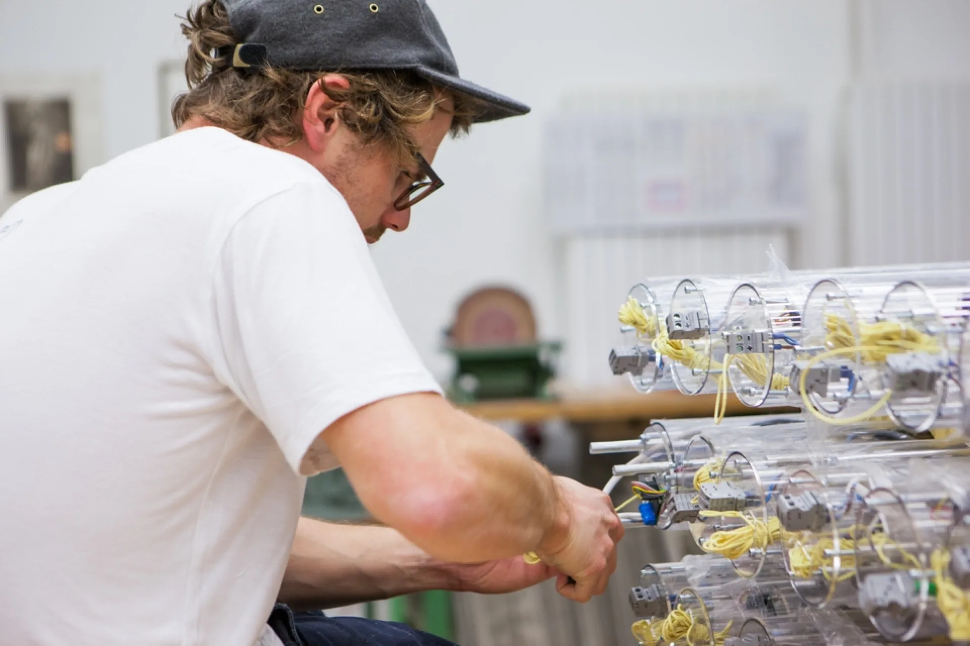Marco beim Zusammensetzen der Lichtelemente