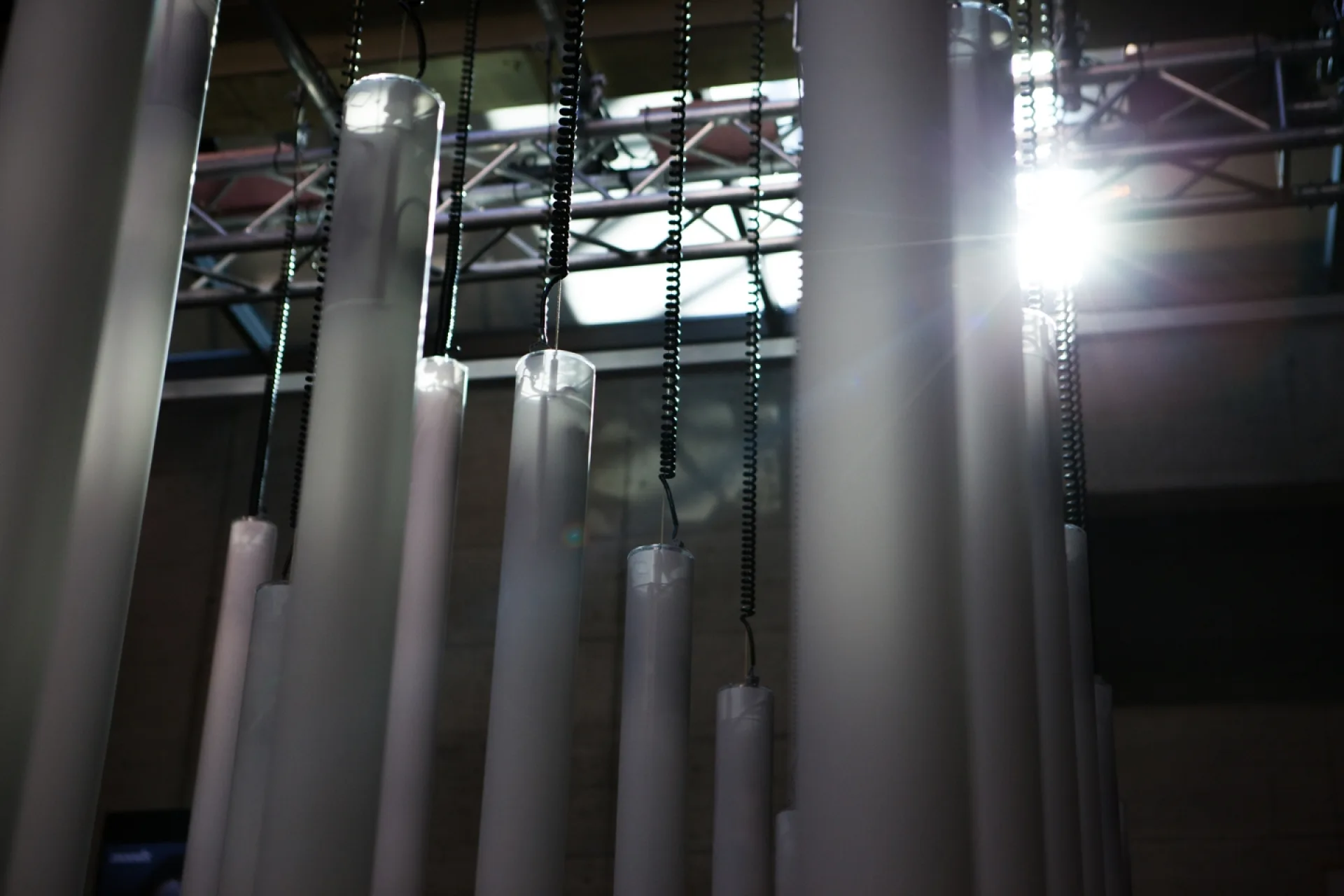 Ansicht nach oben zur Afhänung der Lichtröhren