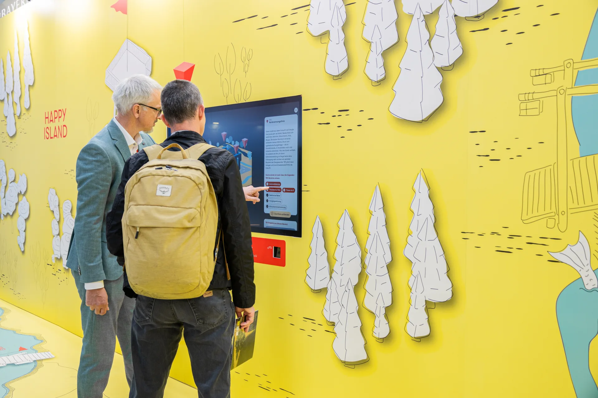 Zwei Menschen benutzen den Touchscreen
