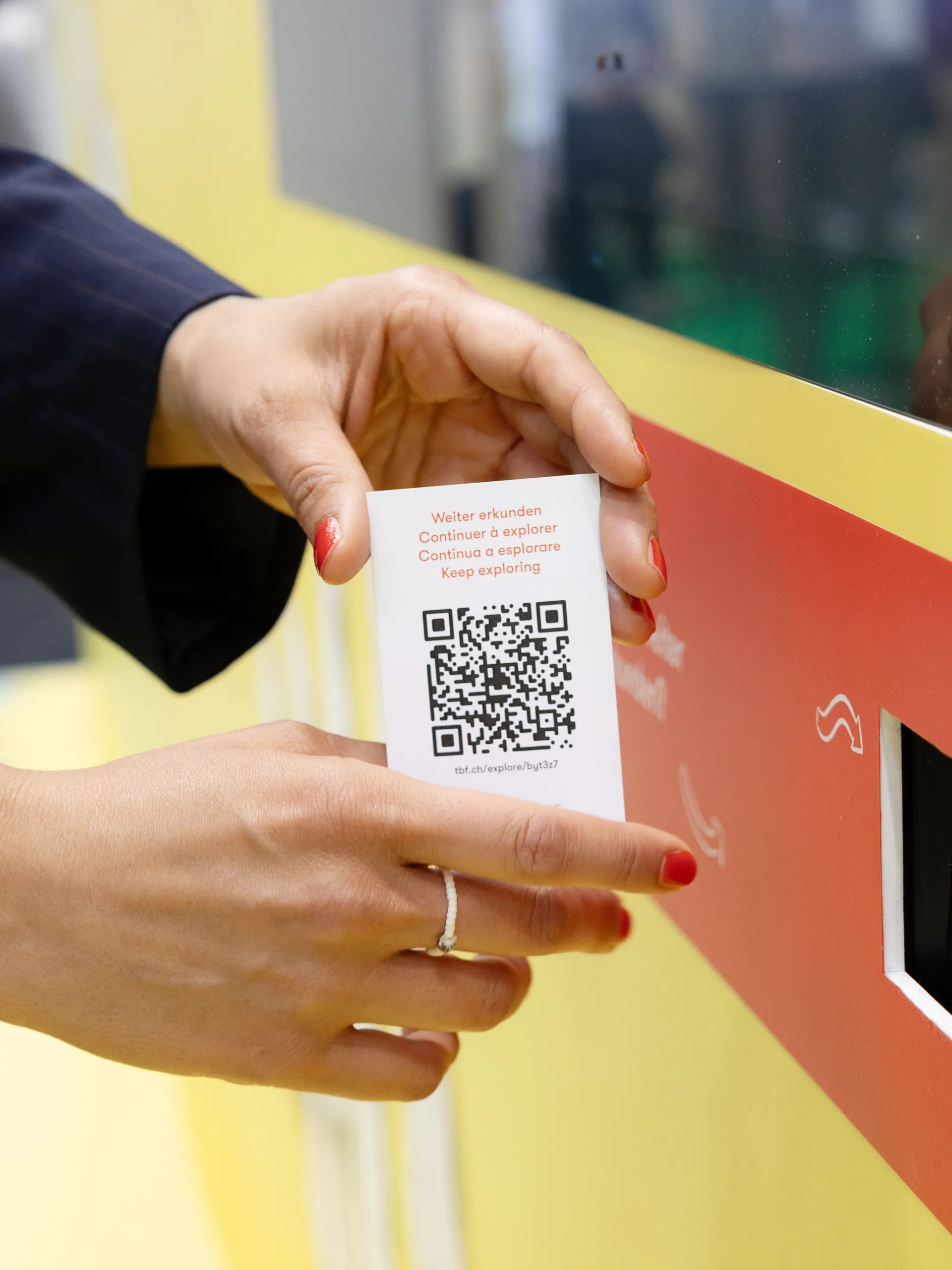 Eine QR-Code-Karte in Visitienkartengrösse wird in die Kamera gezeigt.