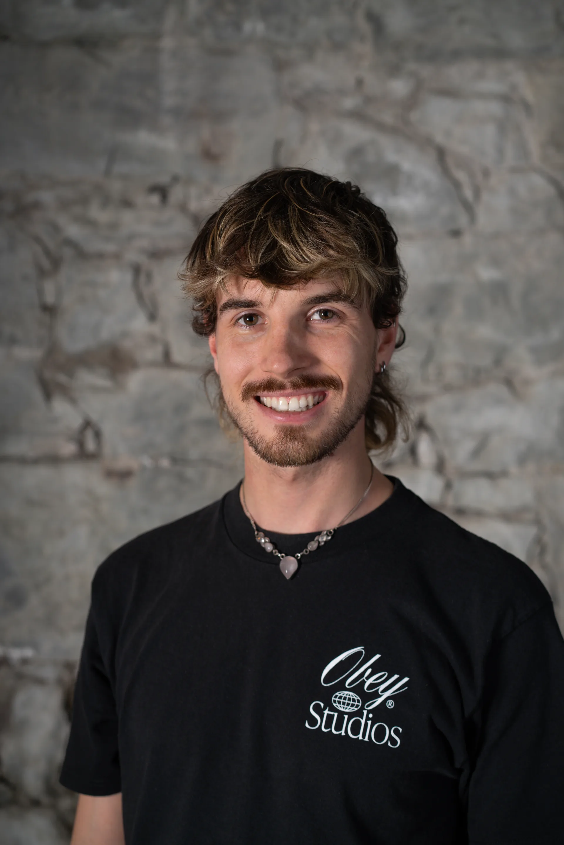 Dario lacht in die Kamera